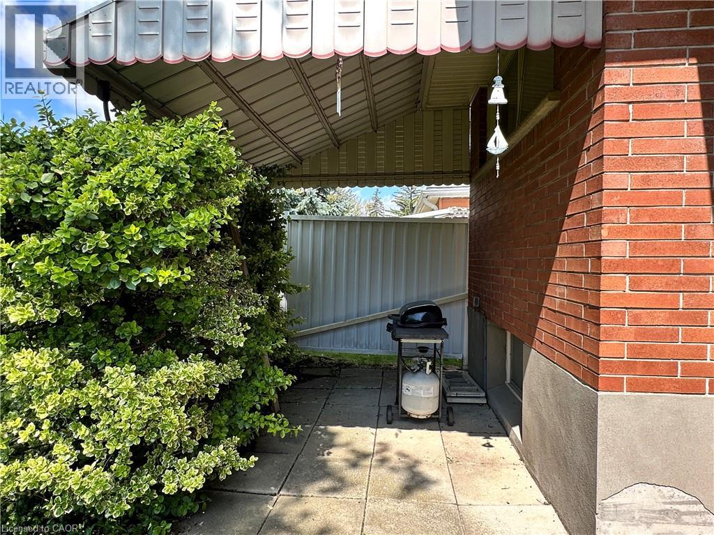 130 GARDINER Avenue E - Image 33