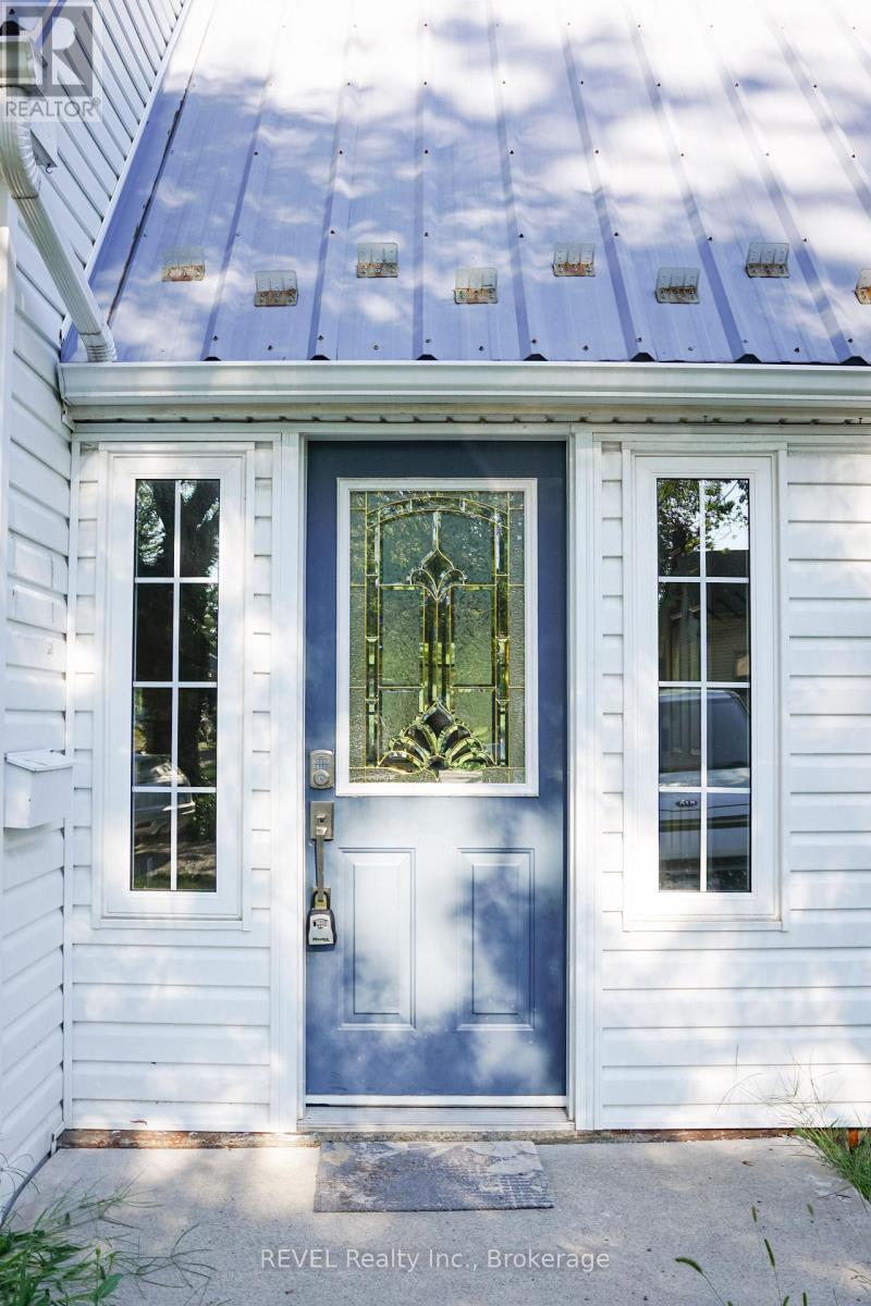 #Main Floor 3204 Saint Paul Avenue, Niagara Falls (Church's Lane), Ontario, L2J2M1, Niagara Falls (Church's Lane), Ontario — photo 2 of 5