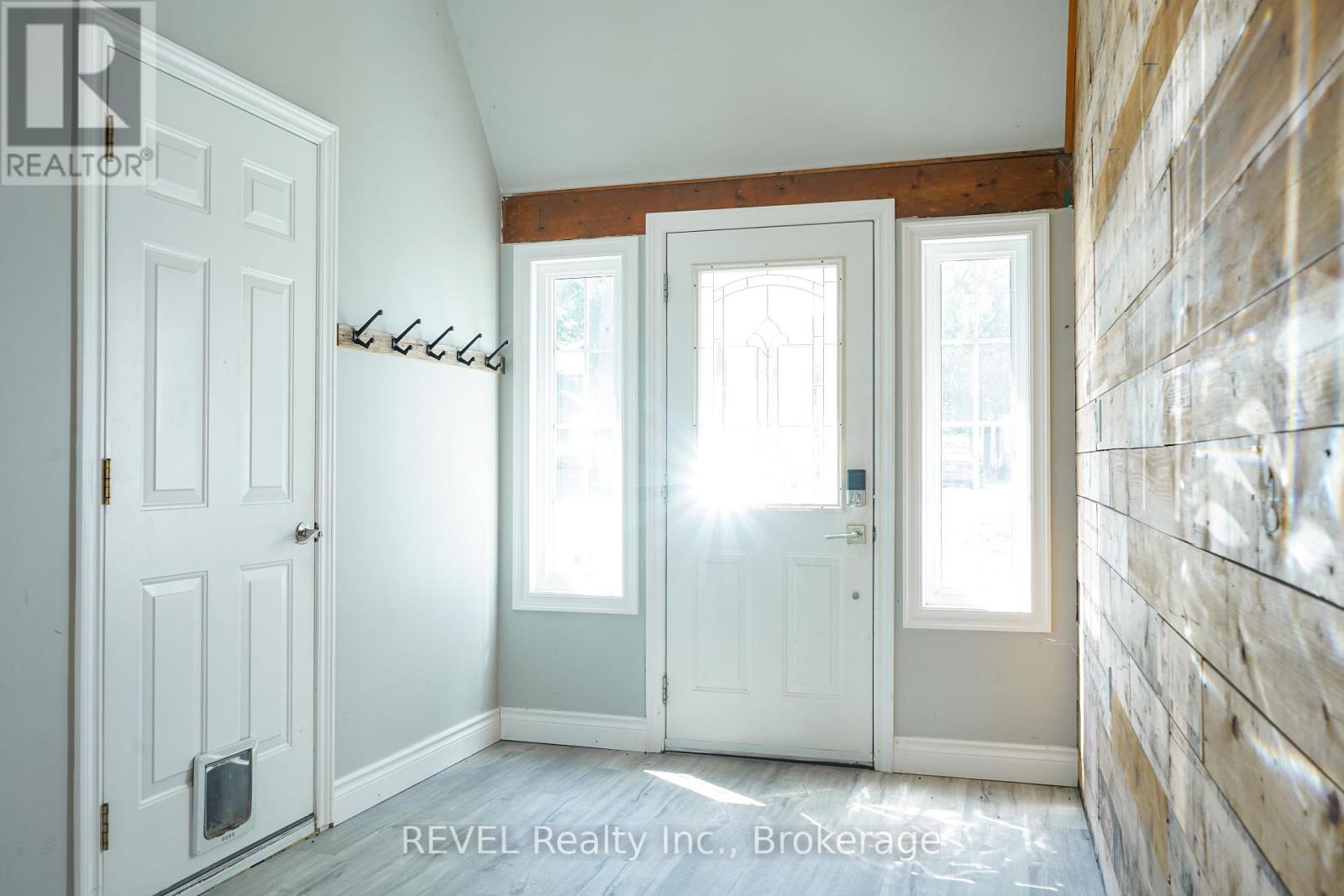 #Main Floor 3204 Saint Paul Avenue, Niagara Falls (Church's Lane), Ontario, L2J2M1, Niagara Falls (Church's Lane), Ontario — photo 3 of 5