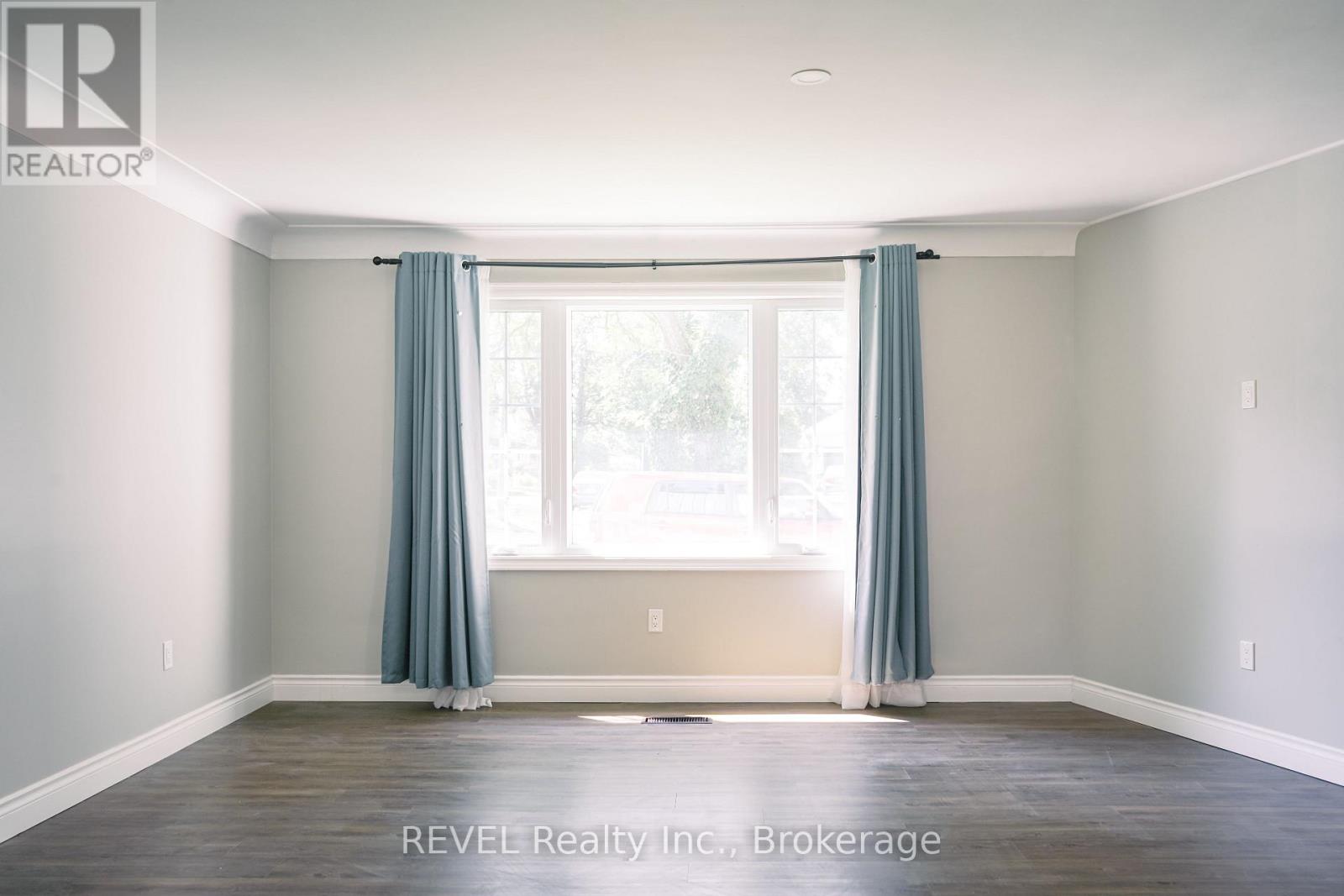 #Main Floor 3204 Saint Paul Avenue, Niagara Falls (Church's Lane), Ontario, L2J2M1, Niagara Falls (Church's Lane), Ontario — photo 4 of 5