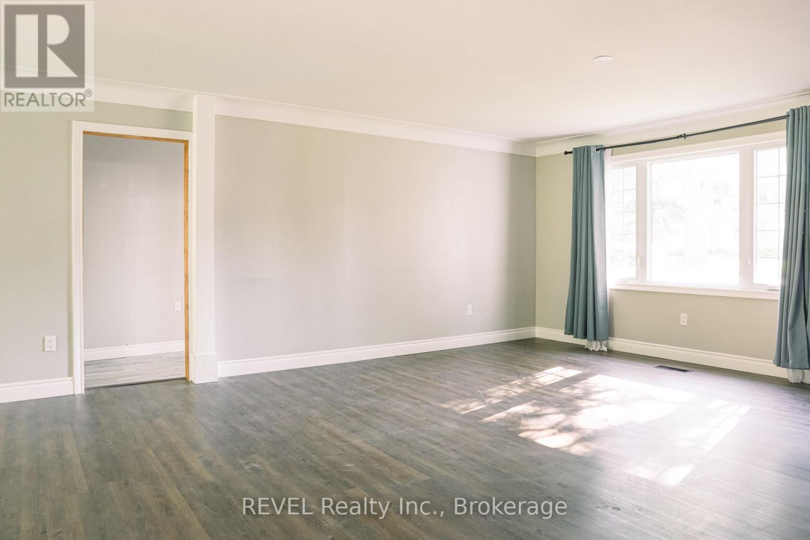 #Main Floor 3204 Saint Paul Avenue, Niagara Falls (Church's Lane), Ontario, L2J2M1, Niagara Falls (Church's Lane), Ontario — photo 5 of 5