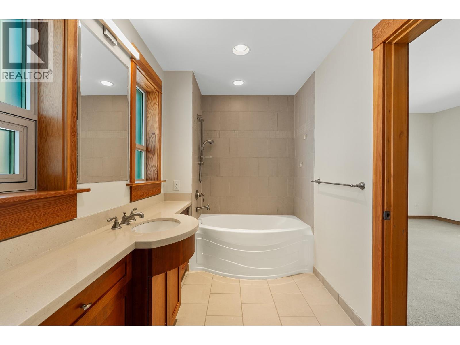 201 550 17TH STREET, West Vancouver
