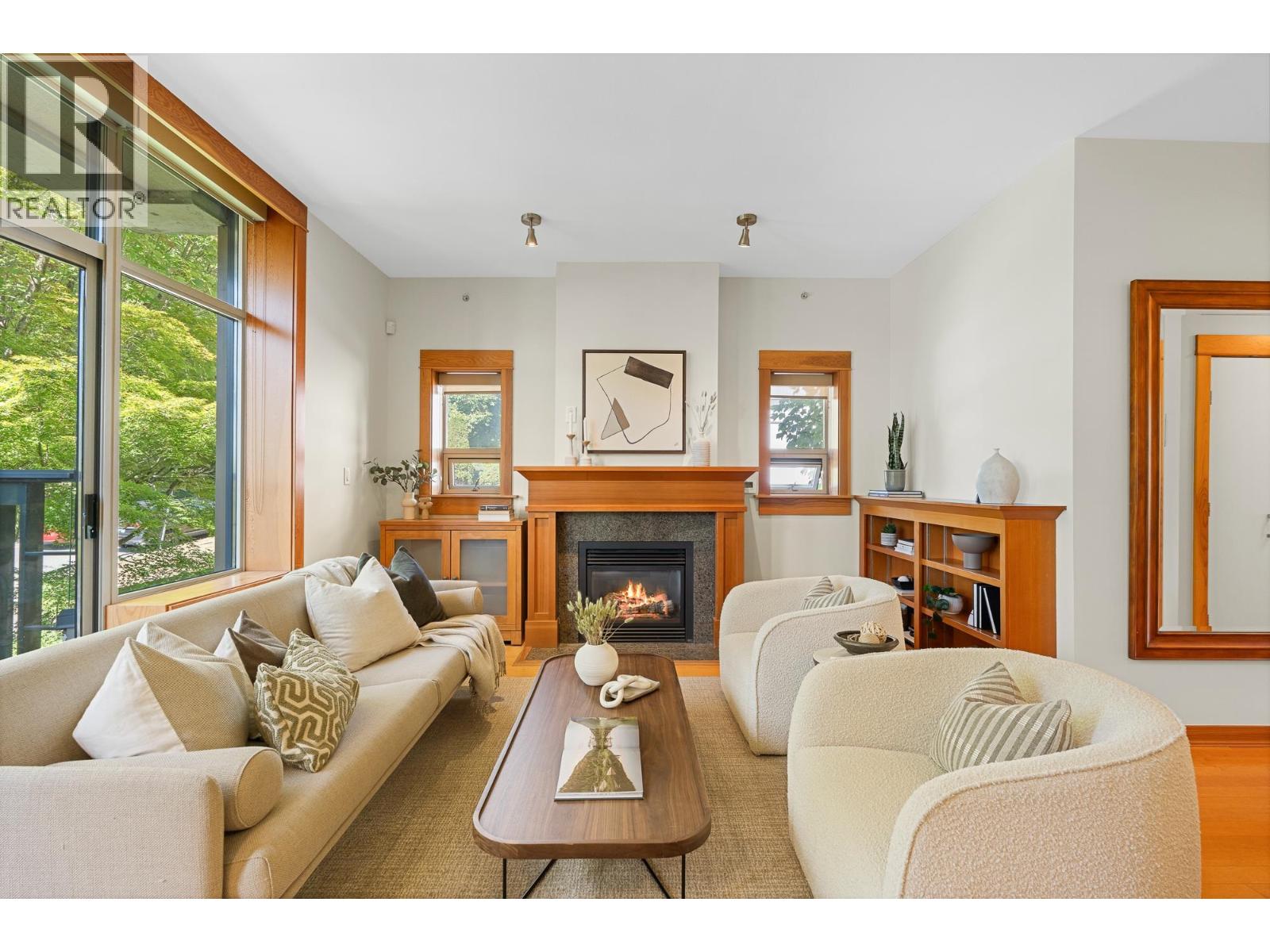 201 550 17TH STREET, West Vancouver