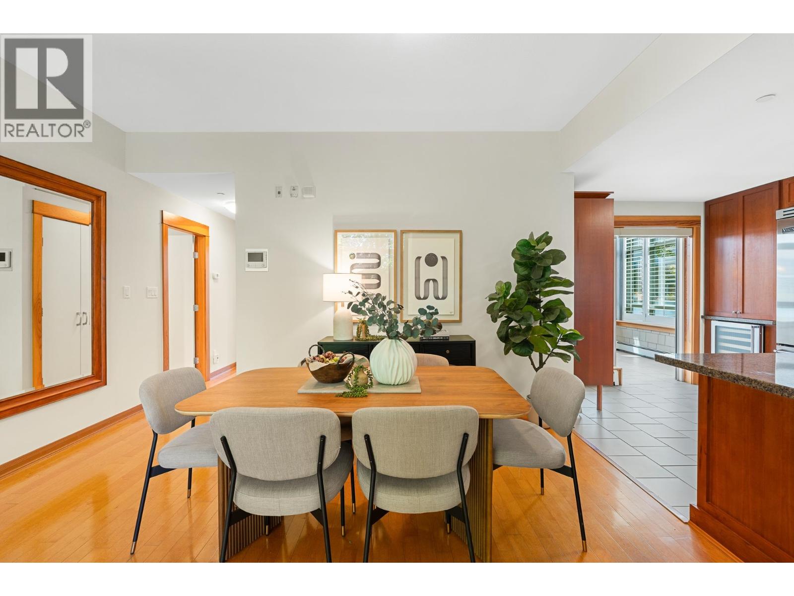 201 550 17TH STREET, West Vancouver