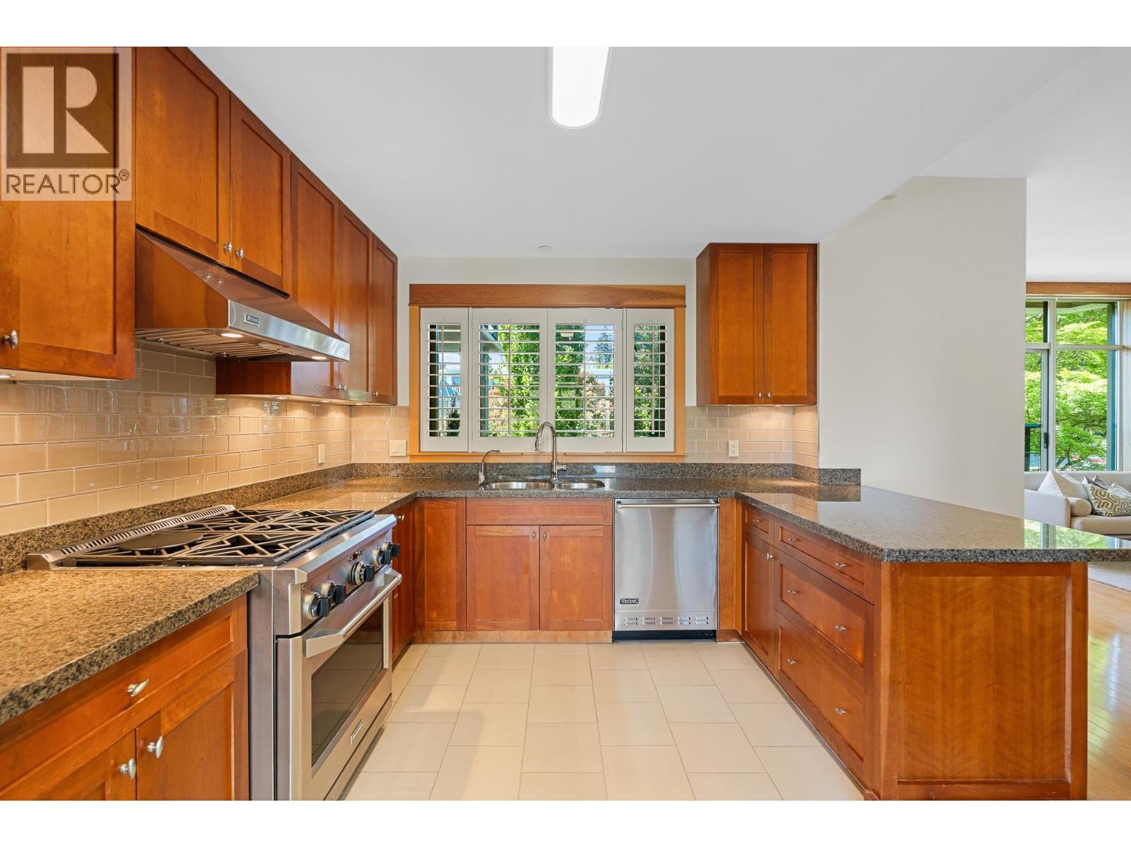 201 550 17TH STREET, West Vancouver