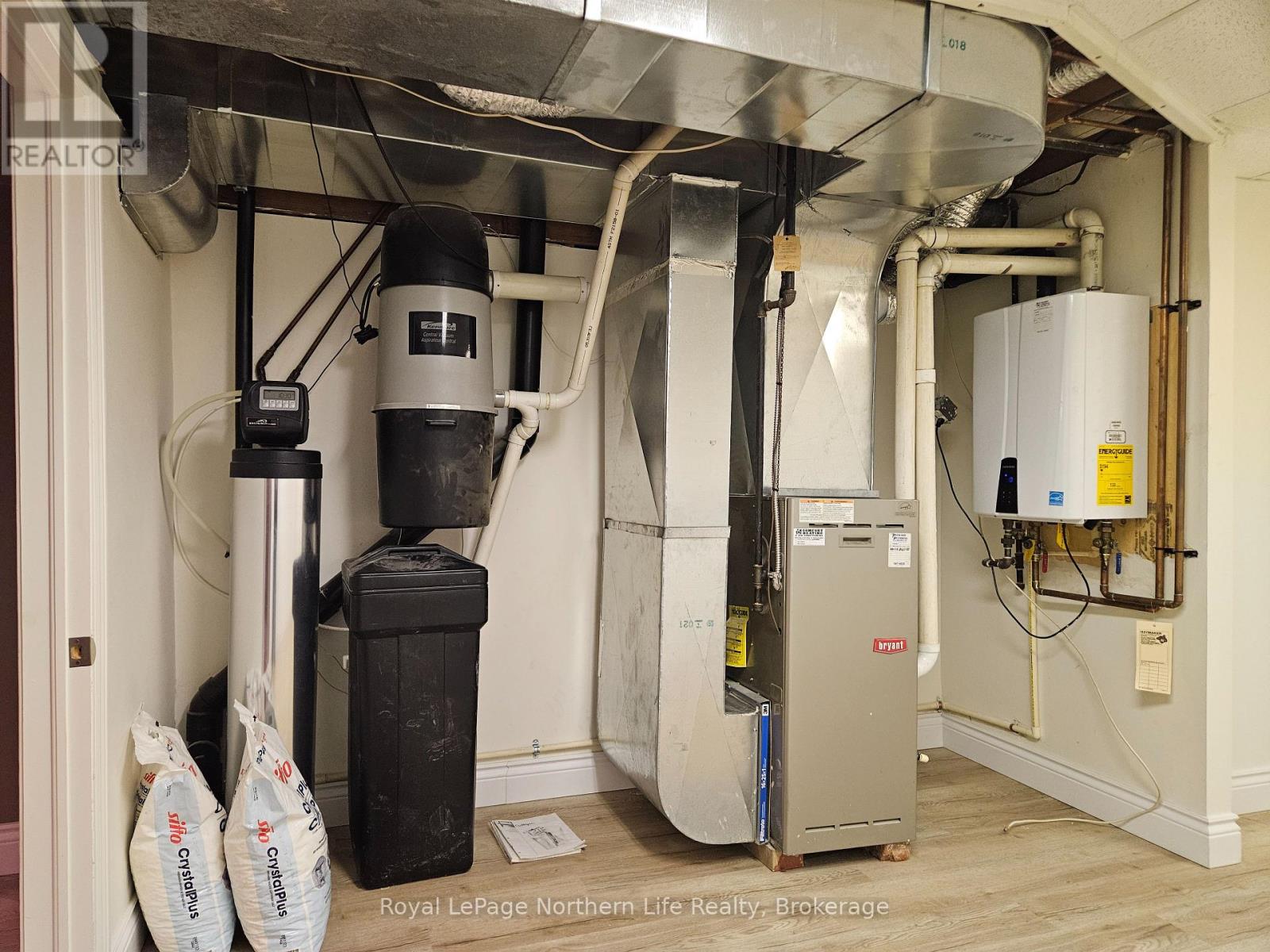 152 PINE STREET W - Image 27