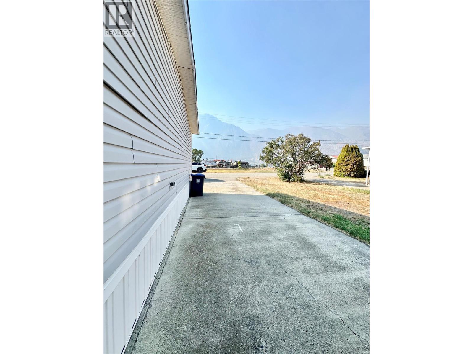 908 BLAKEBOROUGH Avenue, Keremeos