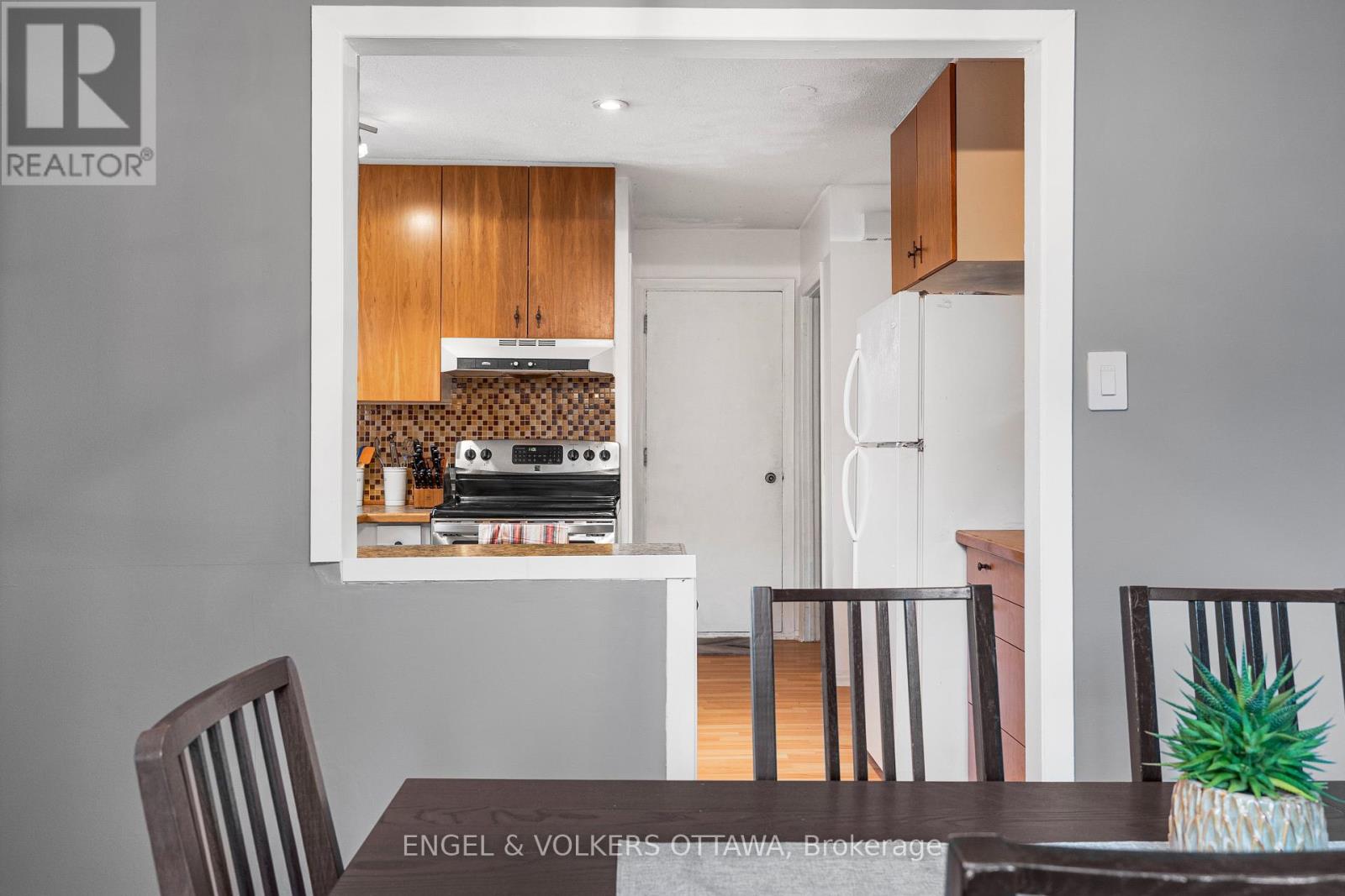 10 ESTELLE CRESCENT - 18