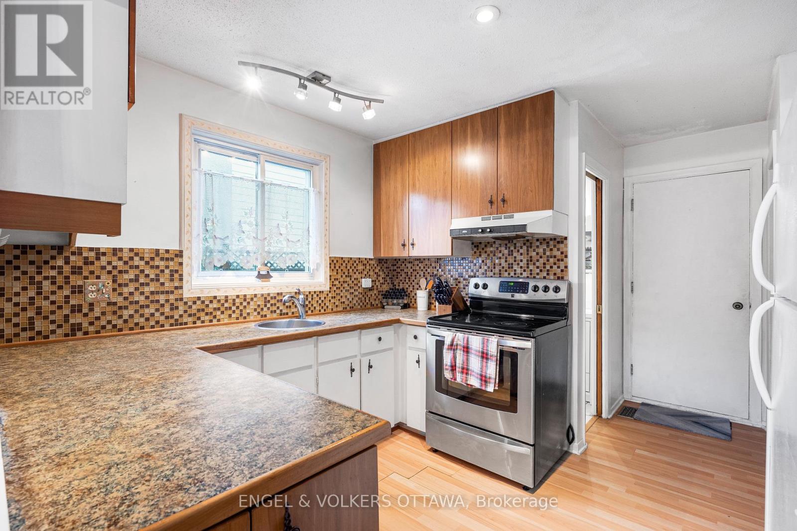10 ESTELLE CRESCENT - 20