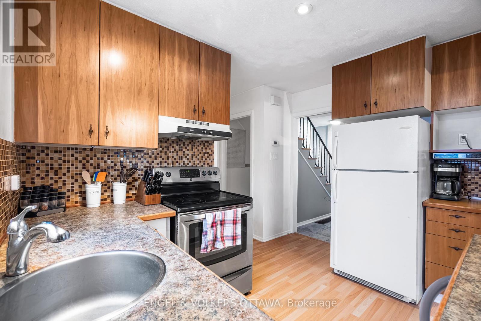10 ESTELLE CRESCENT - 24