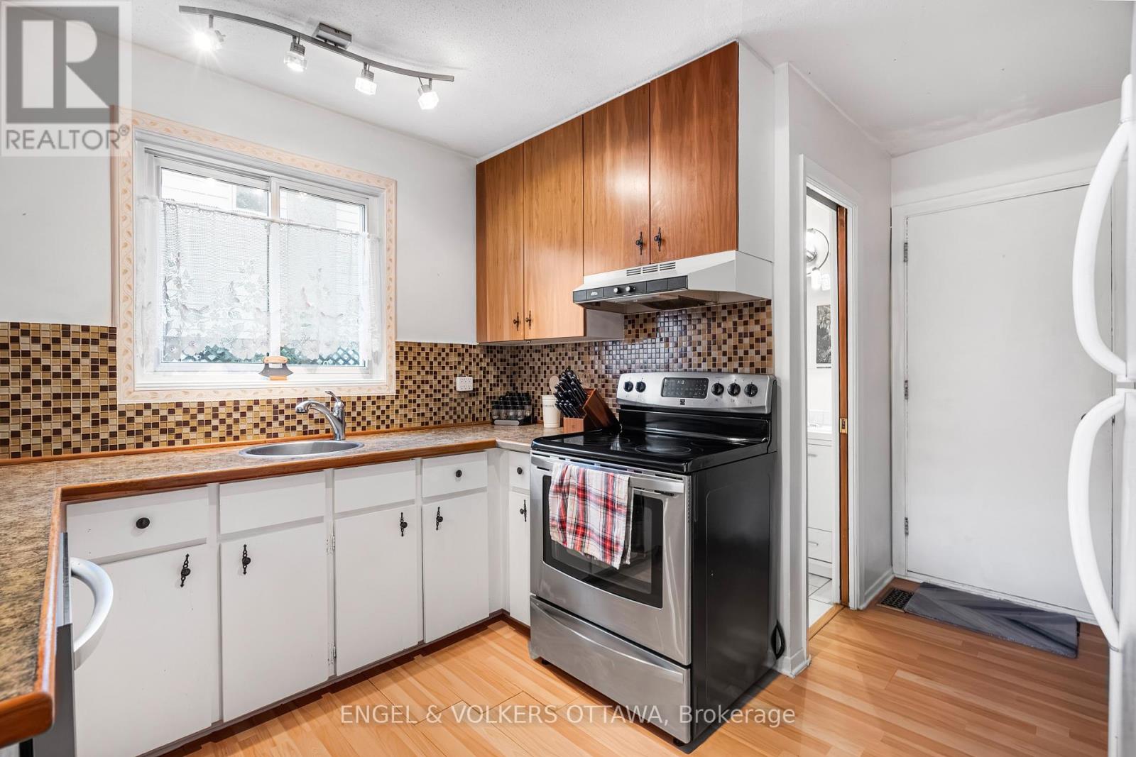 10 ESTELLE CRESCENT - 25