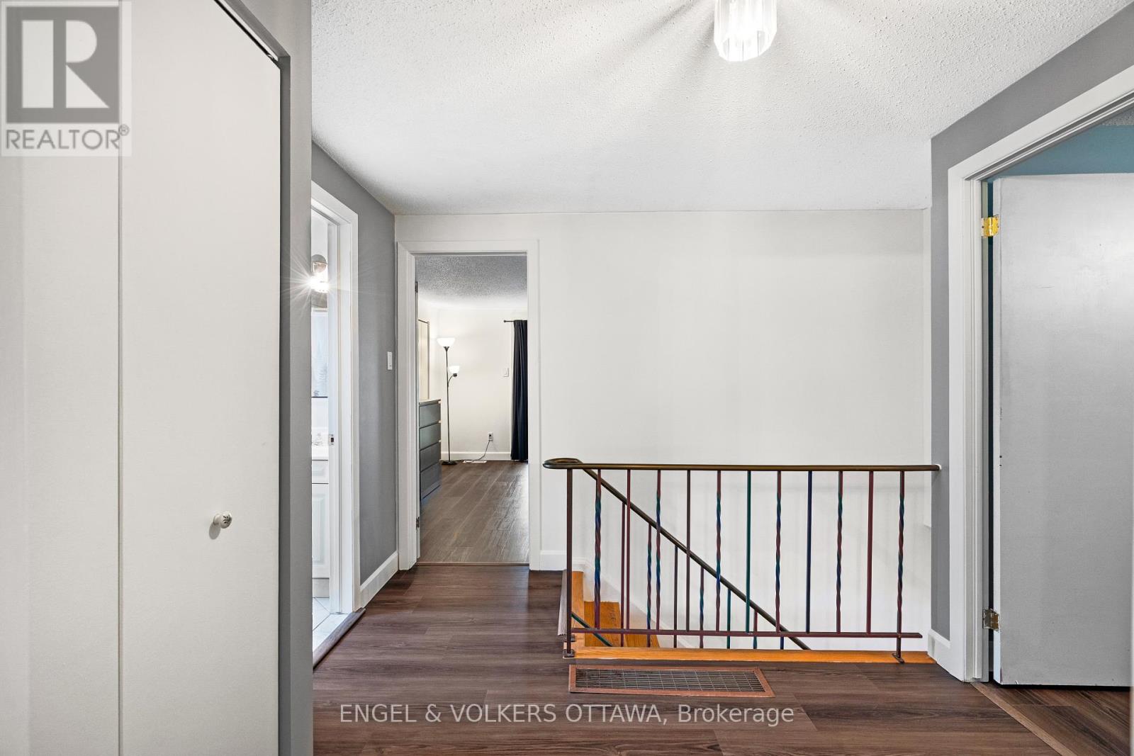 10 ESTELLE CRESCENT - 28