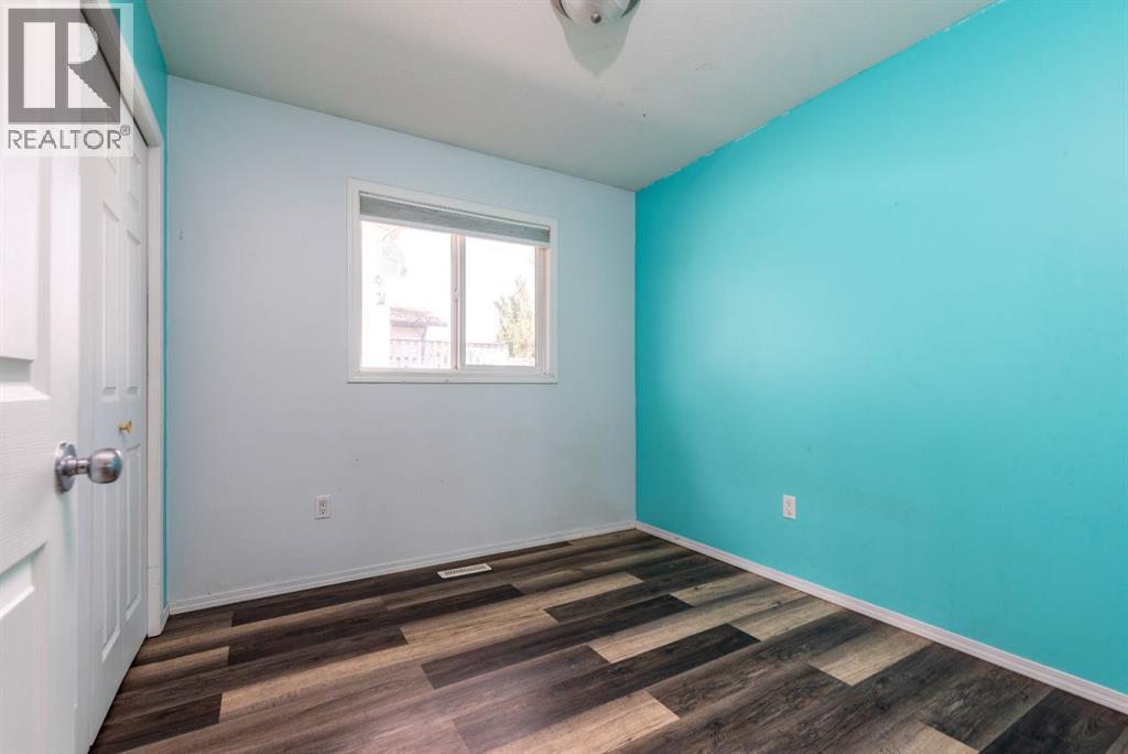 1501 49 Avenue - 10