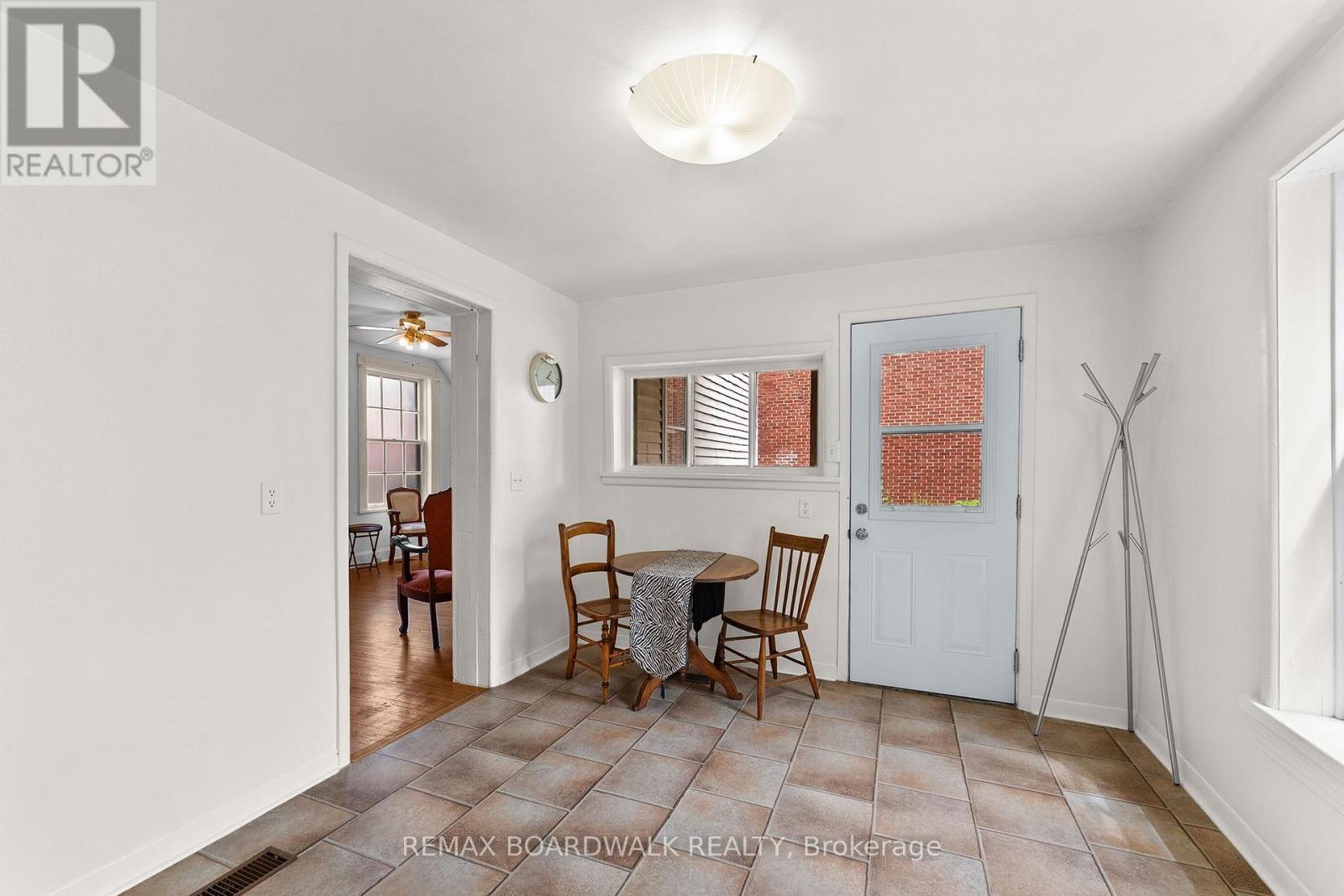 110-114 CLOTHIER STREET E - 13