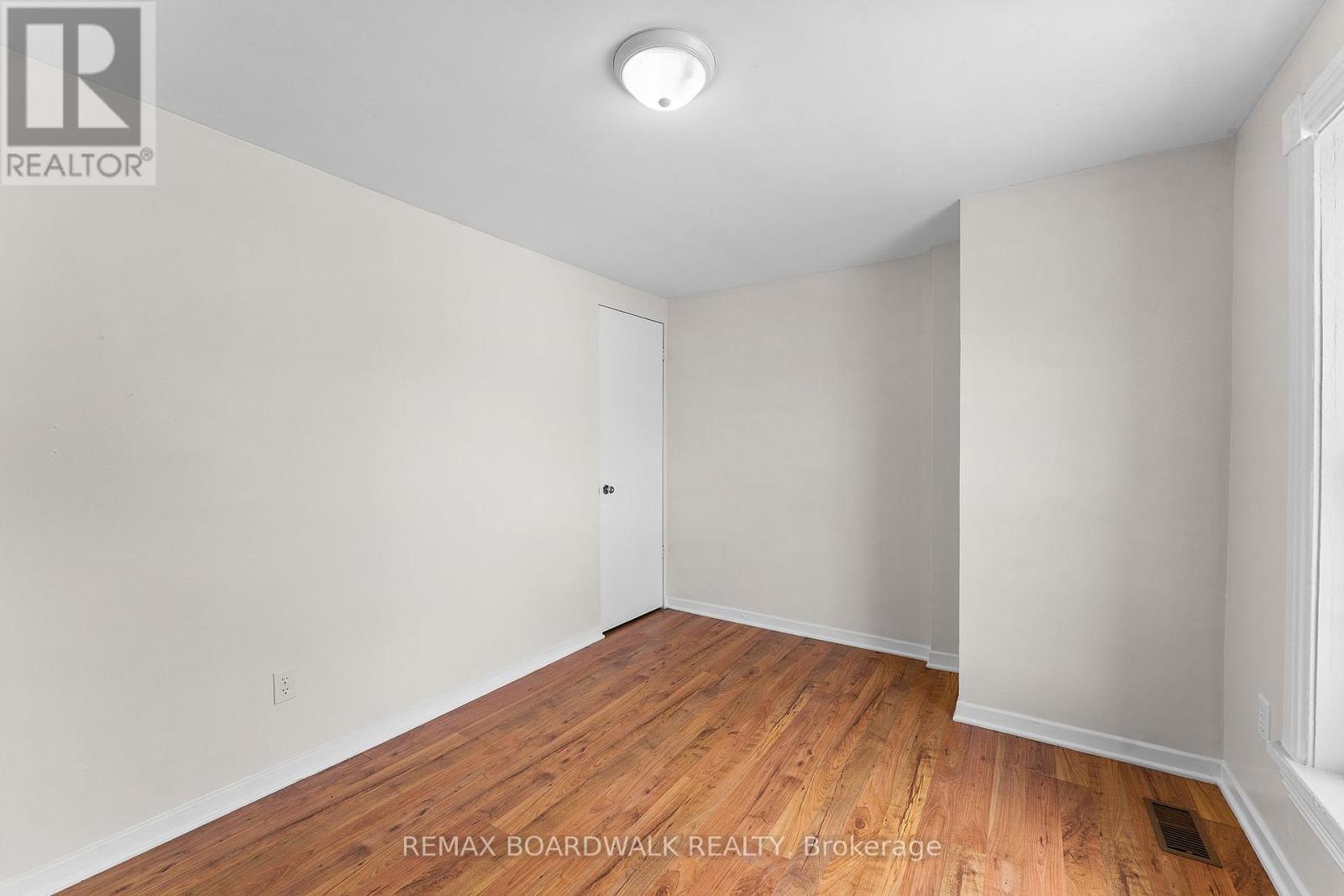 110-114 CLOTHIER STREET E - 18