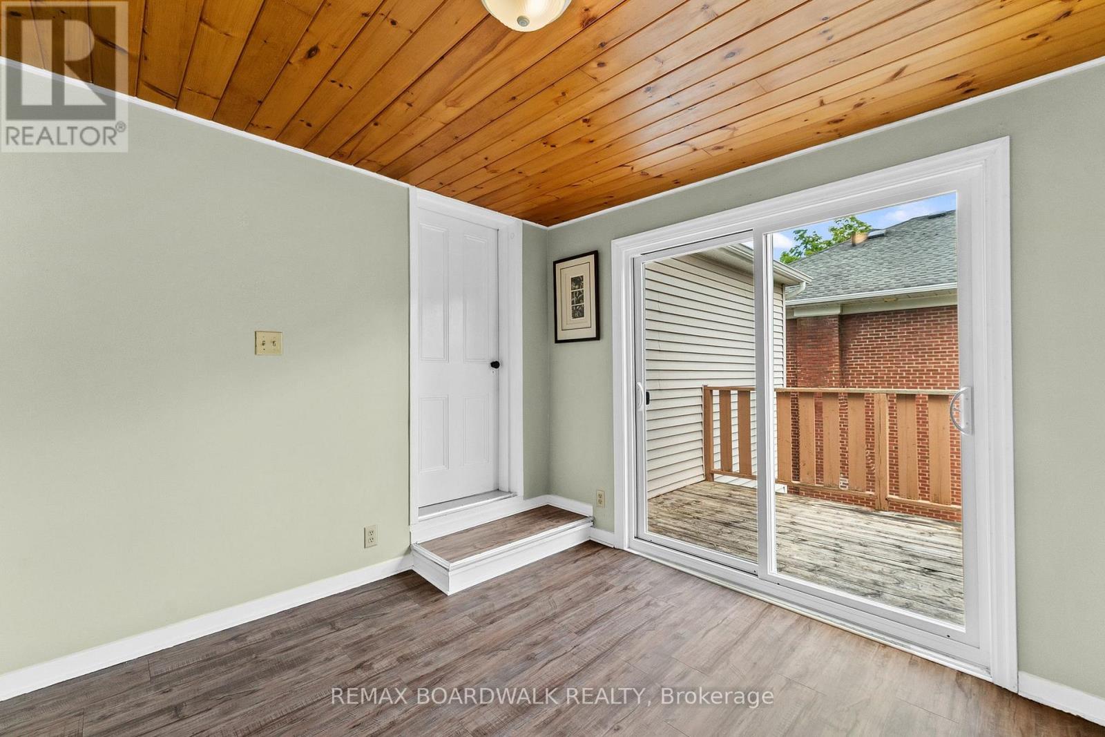 110-114 CLOTHIER STREET E - 23