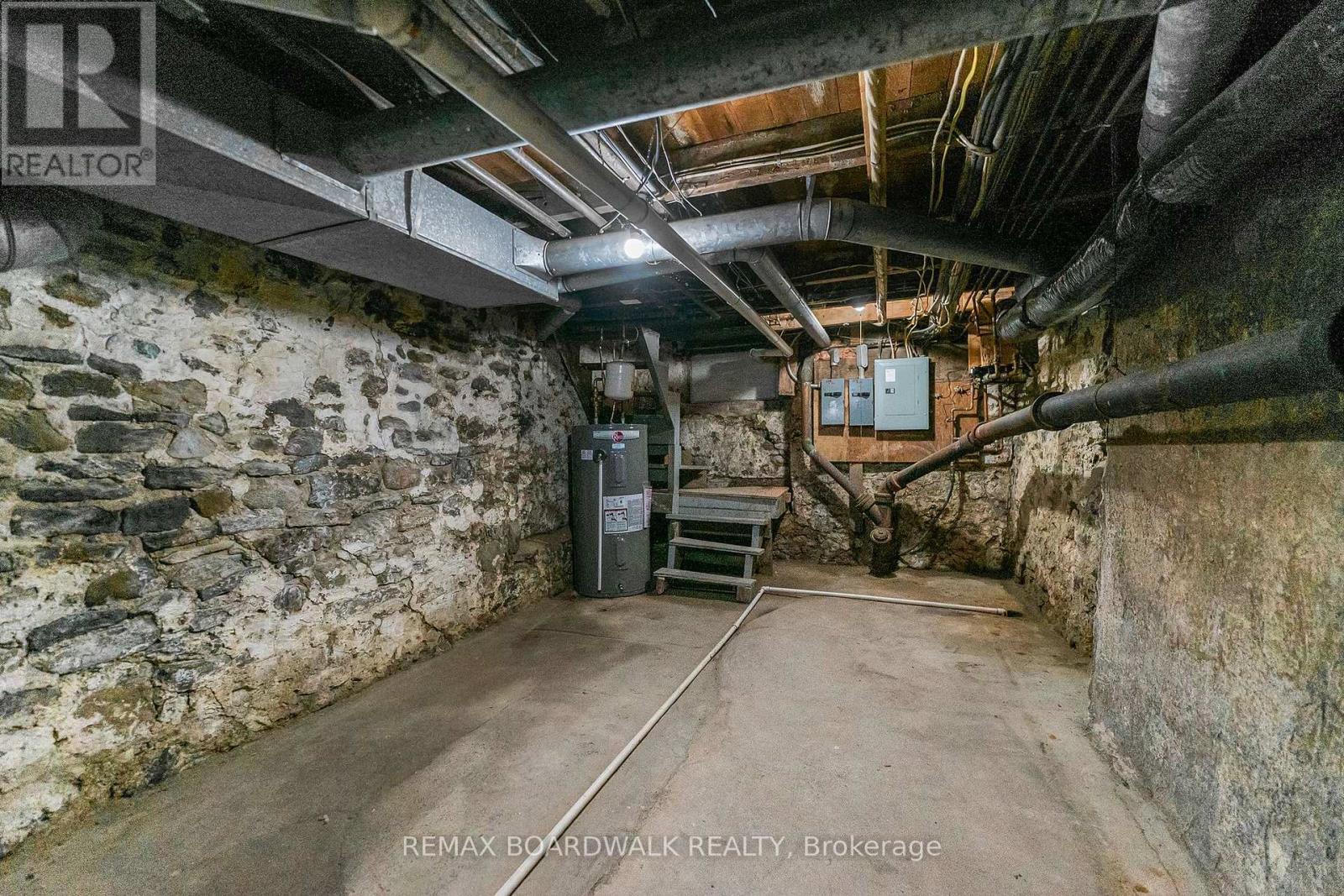 110-114 CLOTHIER STREET E - 26