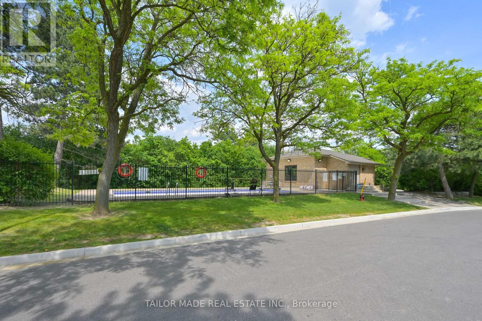 #79 79 GUILDFORD CRESCENT - 2