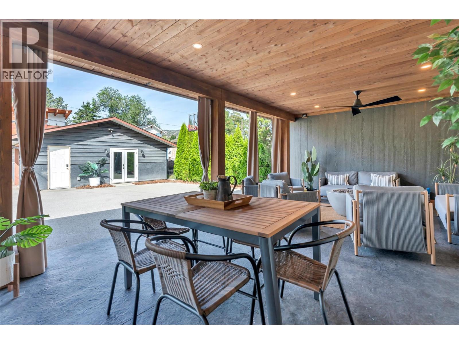 10816 Victoria Road S, Summerland