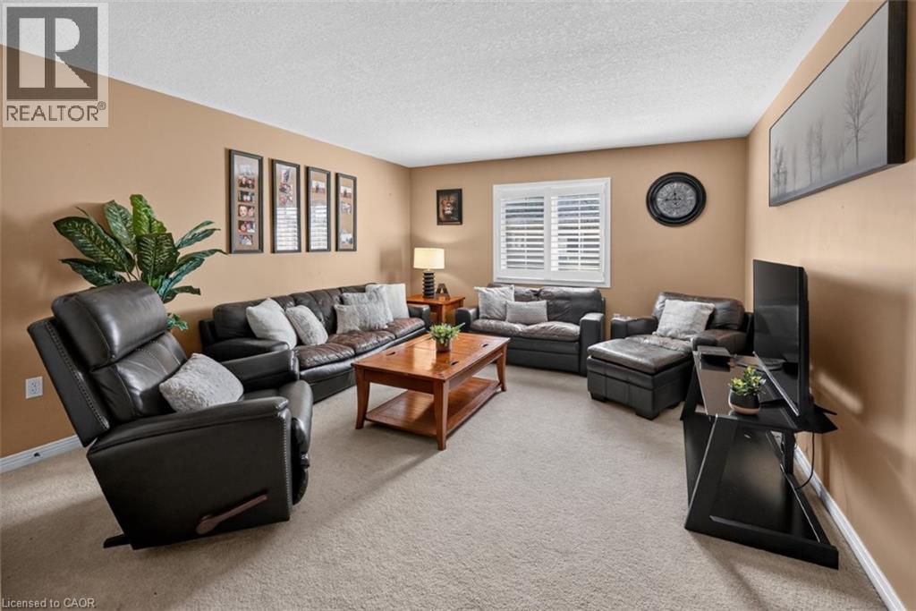 37 HICKORY Crescent - Image 19