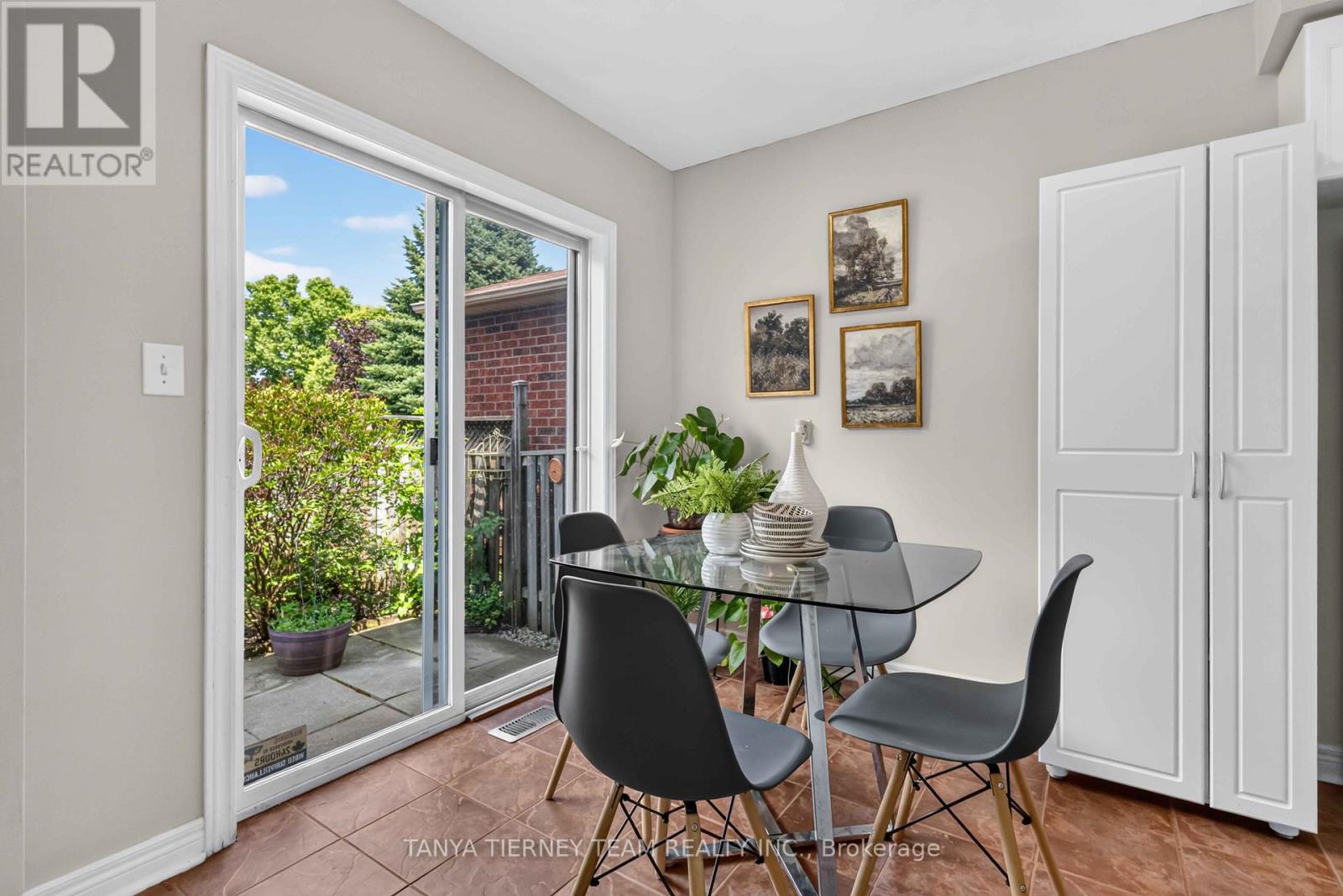 22 SINDEN DRIVE - 20