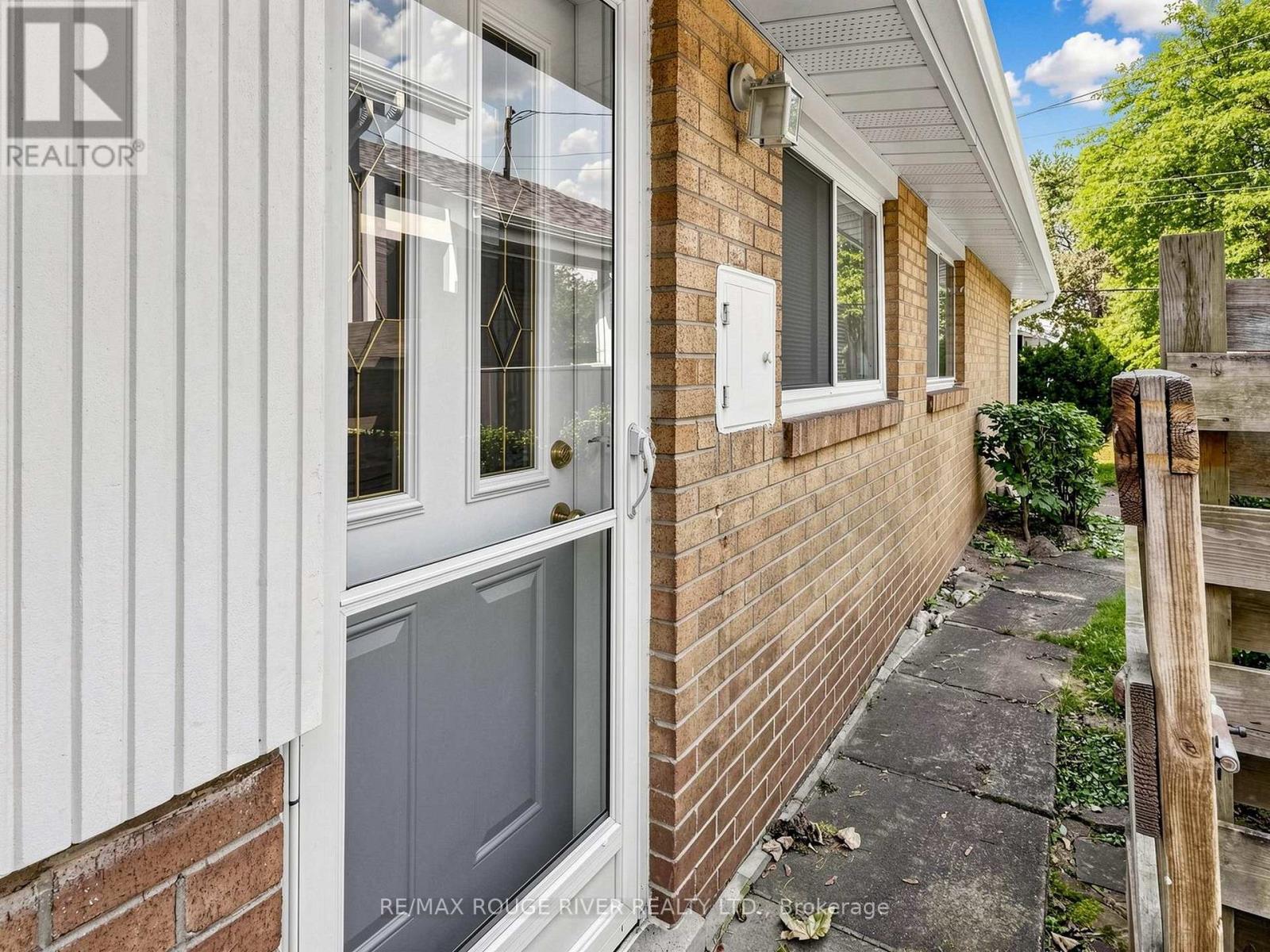 99 OAKLEY BOULEVARD - 33