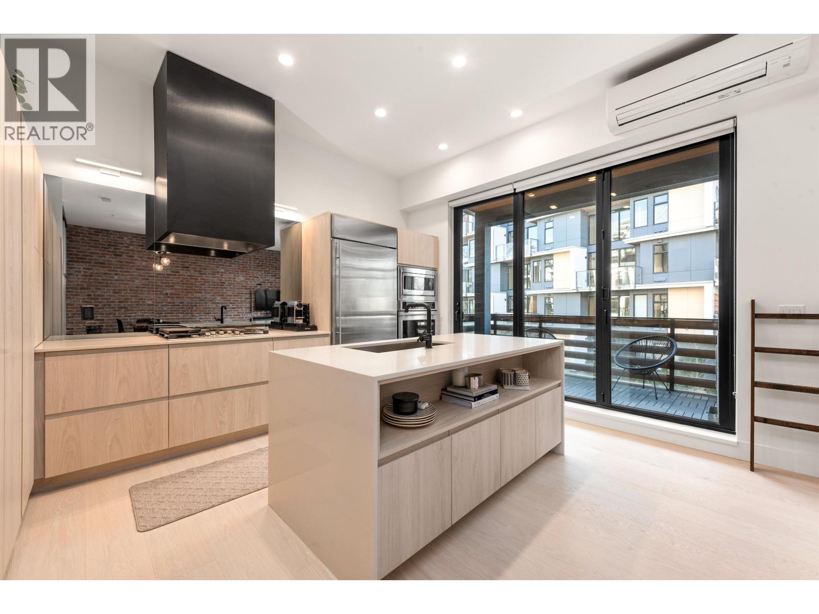 219 300 SALTER STREET, New Westminster
