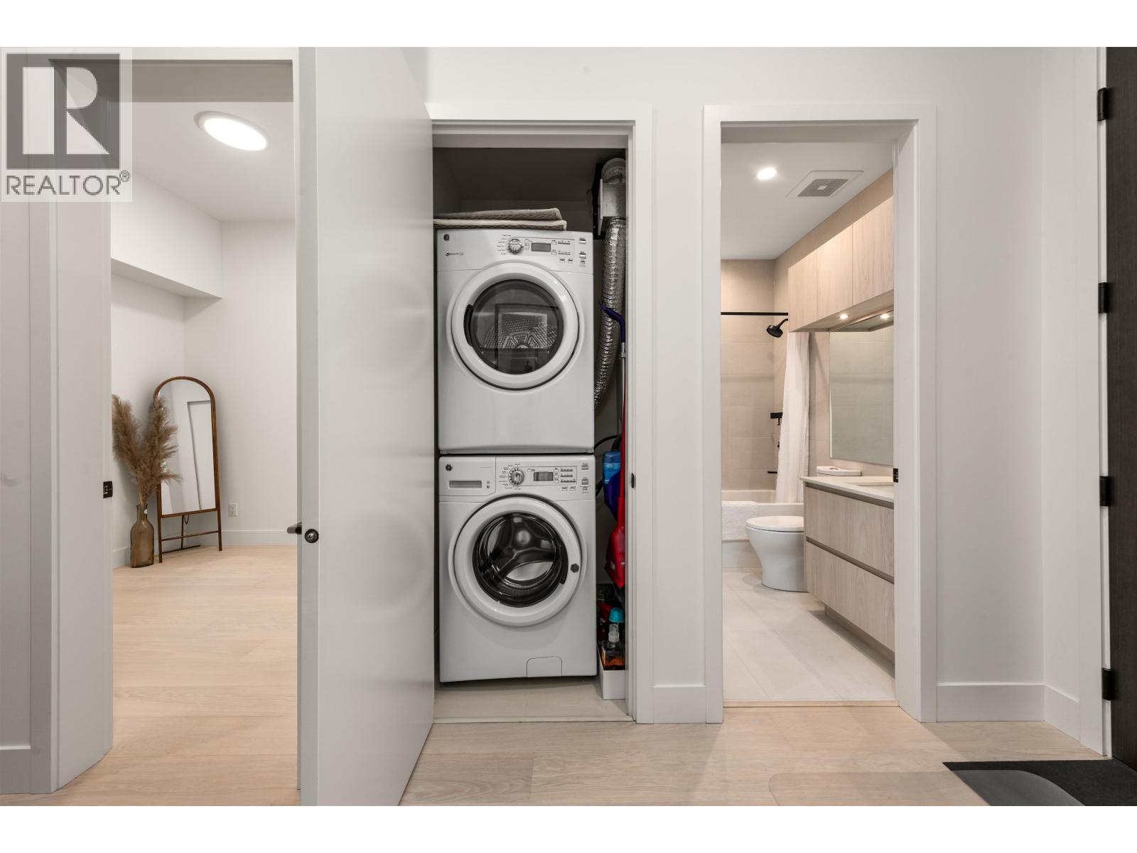 219 300 SALTER STREET, New Westminster