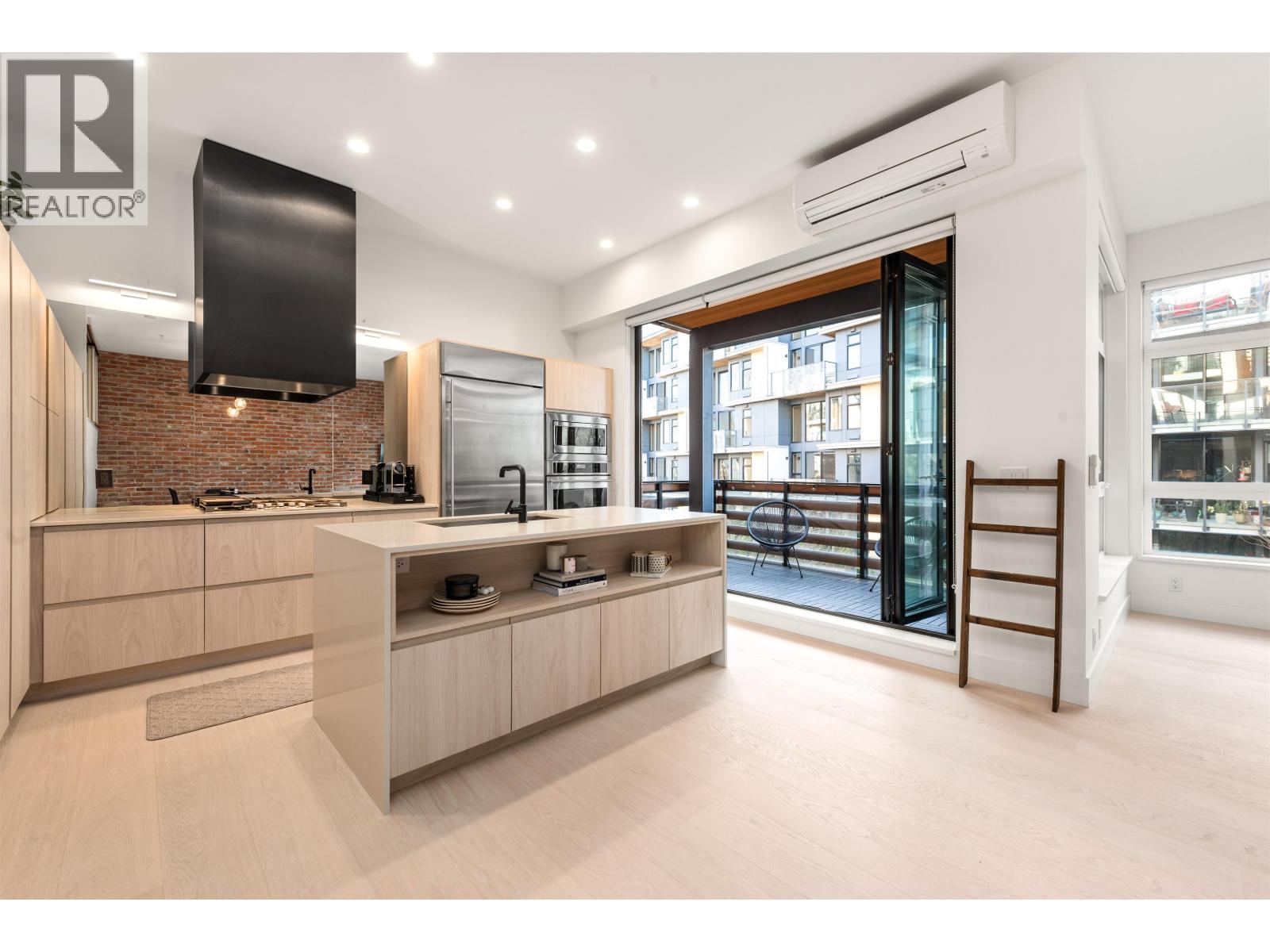 219 300 SALTER STREET, New Westminster