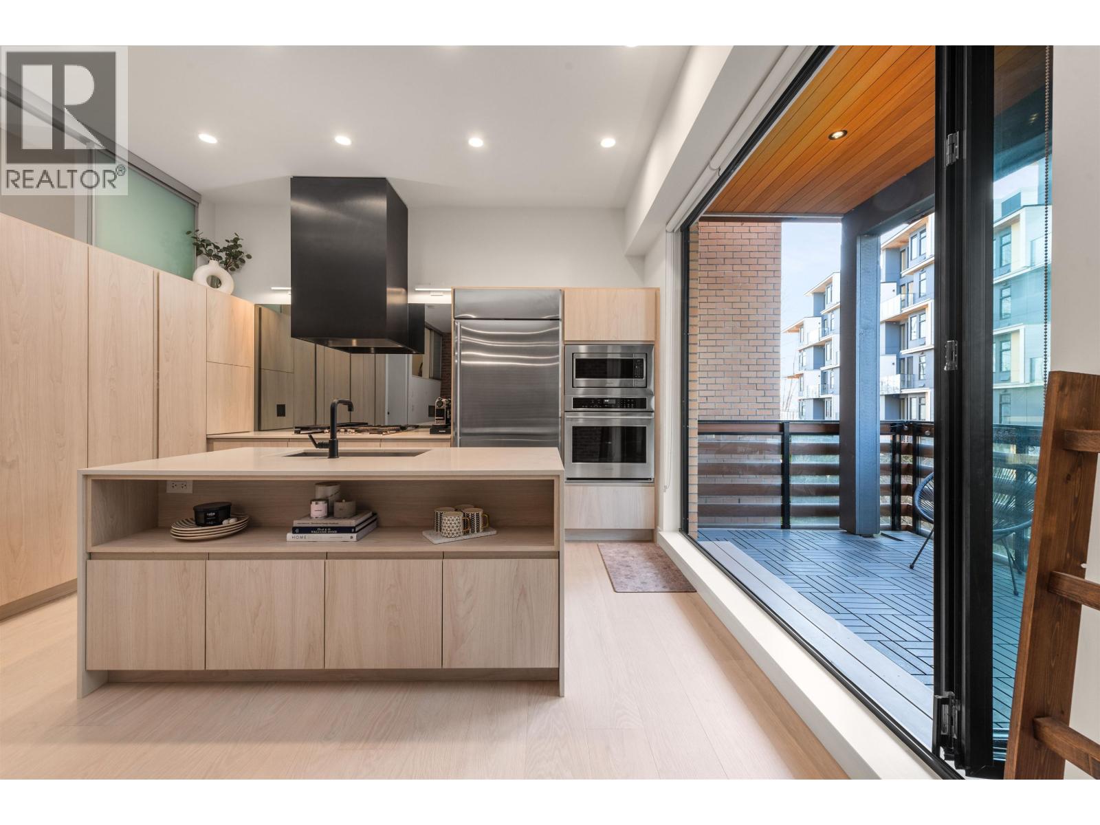 219 300 SALTER STREET, New Westminster