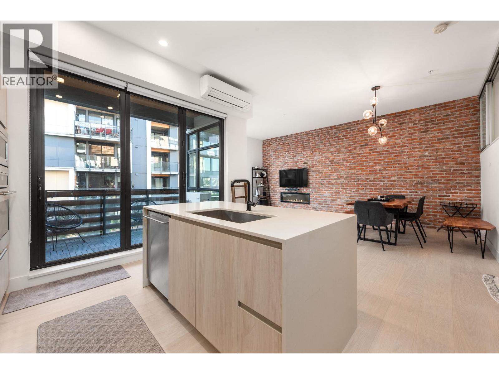 219 300 SALTER STREET, New Westminster