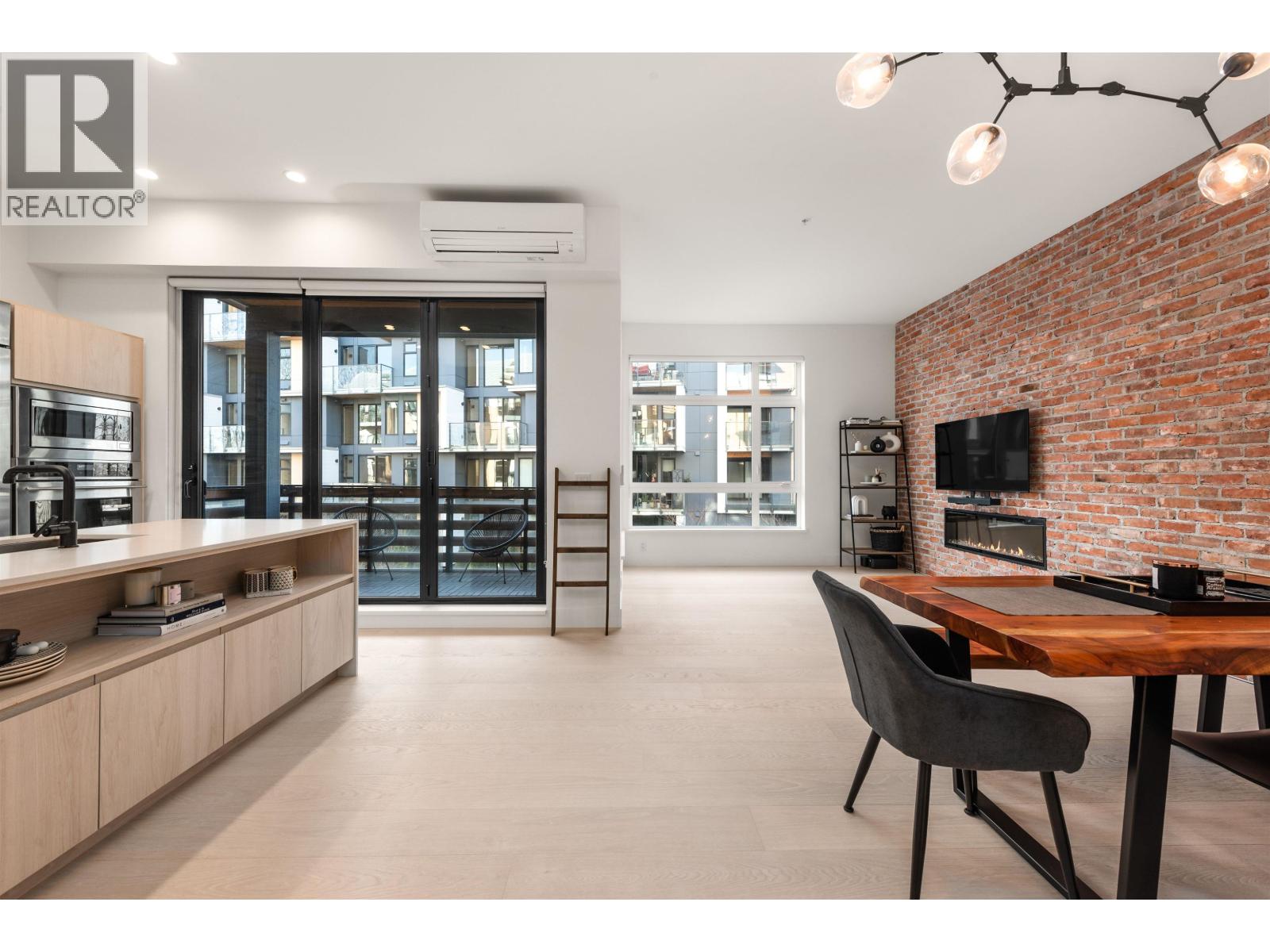 219 300 SALTER STREET, New Westminster