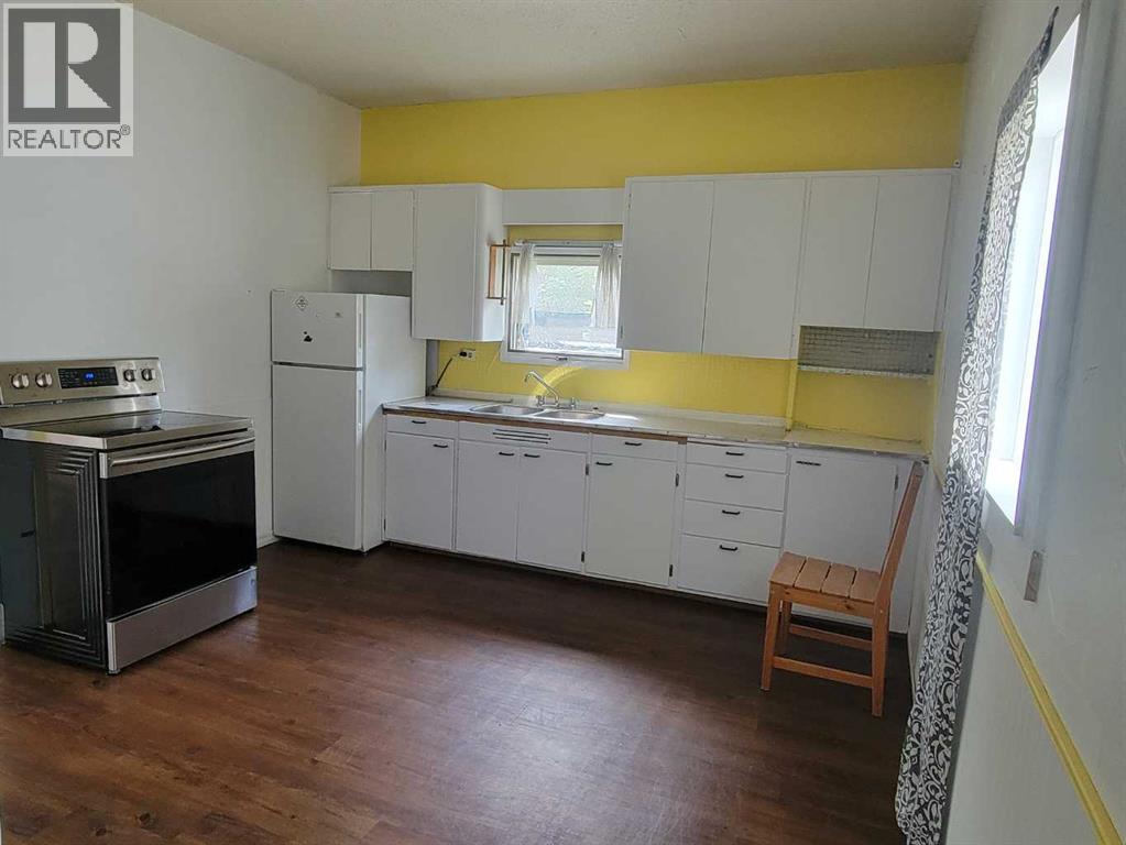 Listing photo – 5118 51 Street, Castor