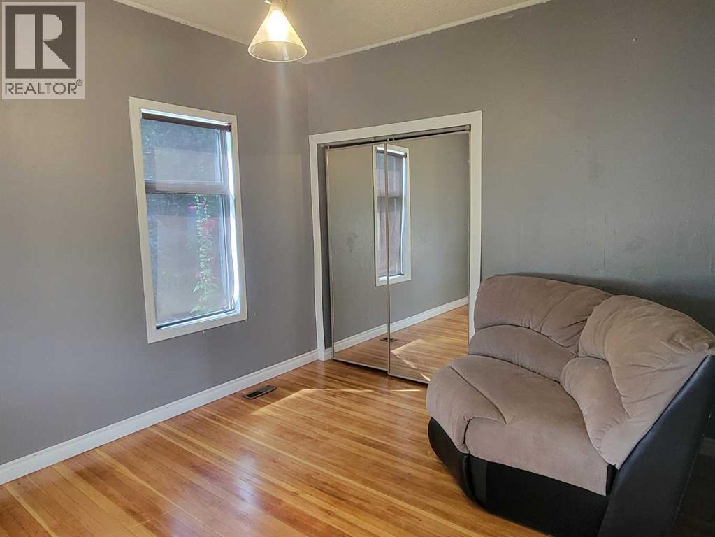 Listing photo – 5118 51 Street, Castor