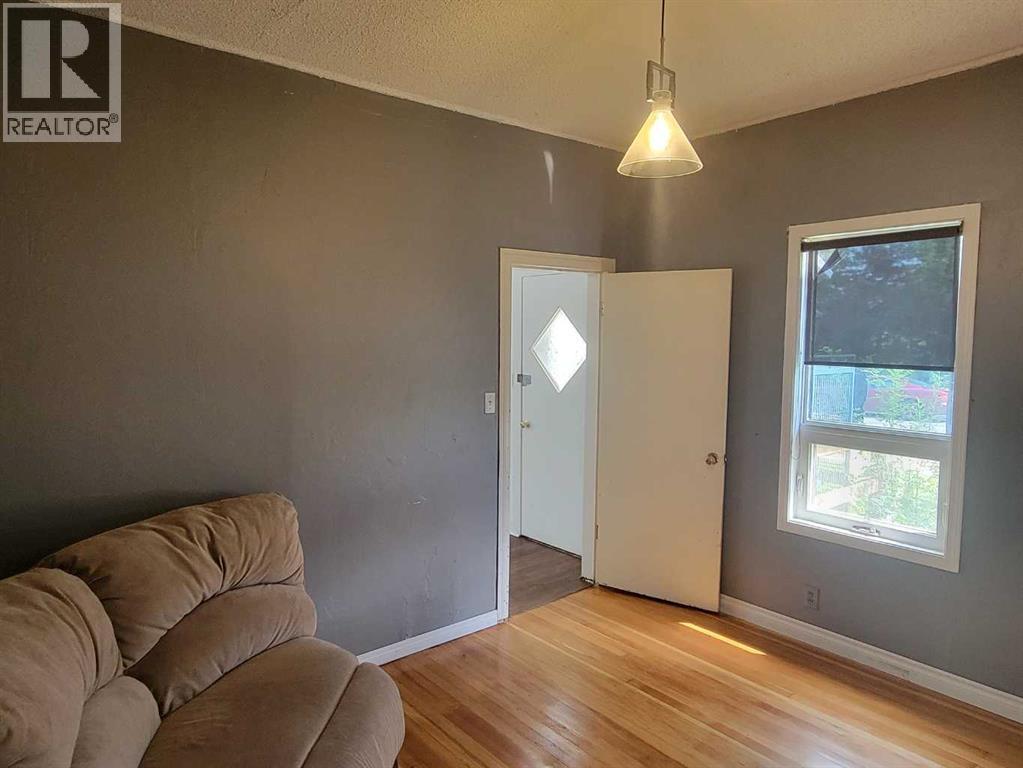 Listing photo – 5118 51 Street, Castor