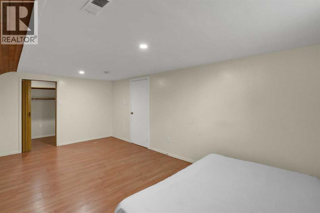 10315 8 Street SW - 29