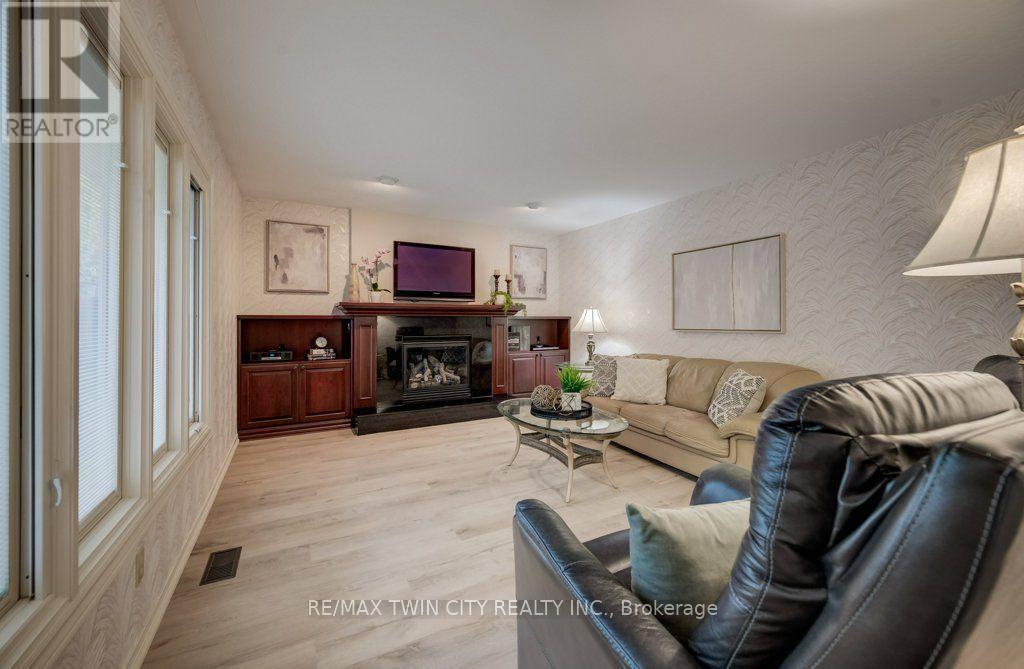 449 KNIGHTSBRIDGE COURT - 19
