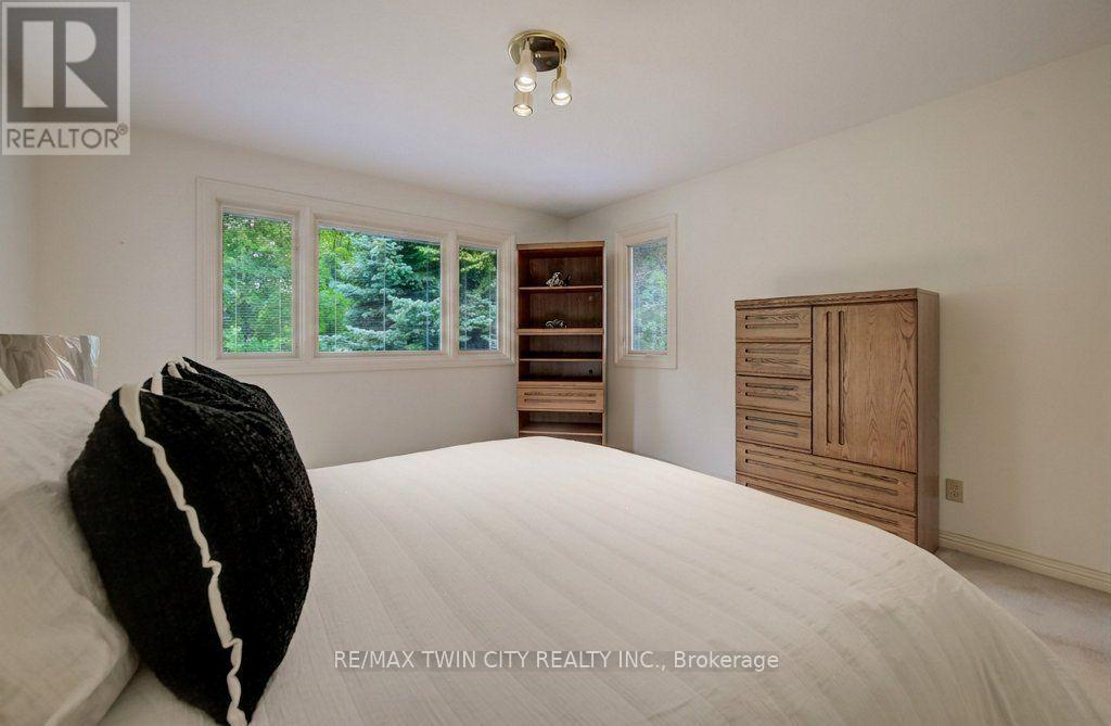 449 KNIGHTSBRIDGE COURT - 33