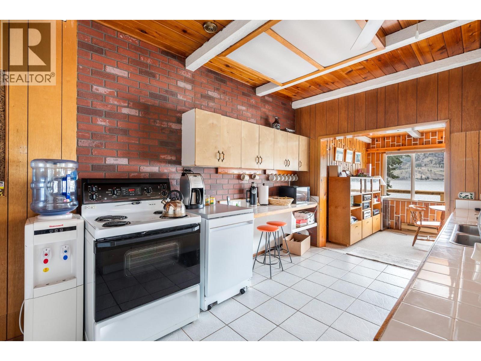 8121 Okanagan Landing Road - 22