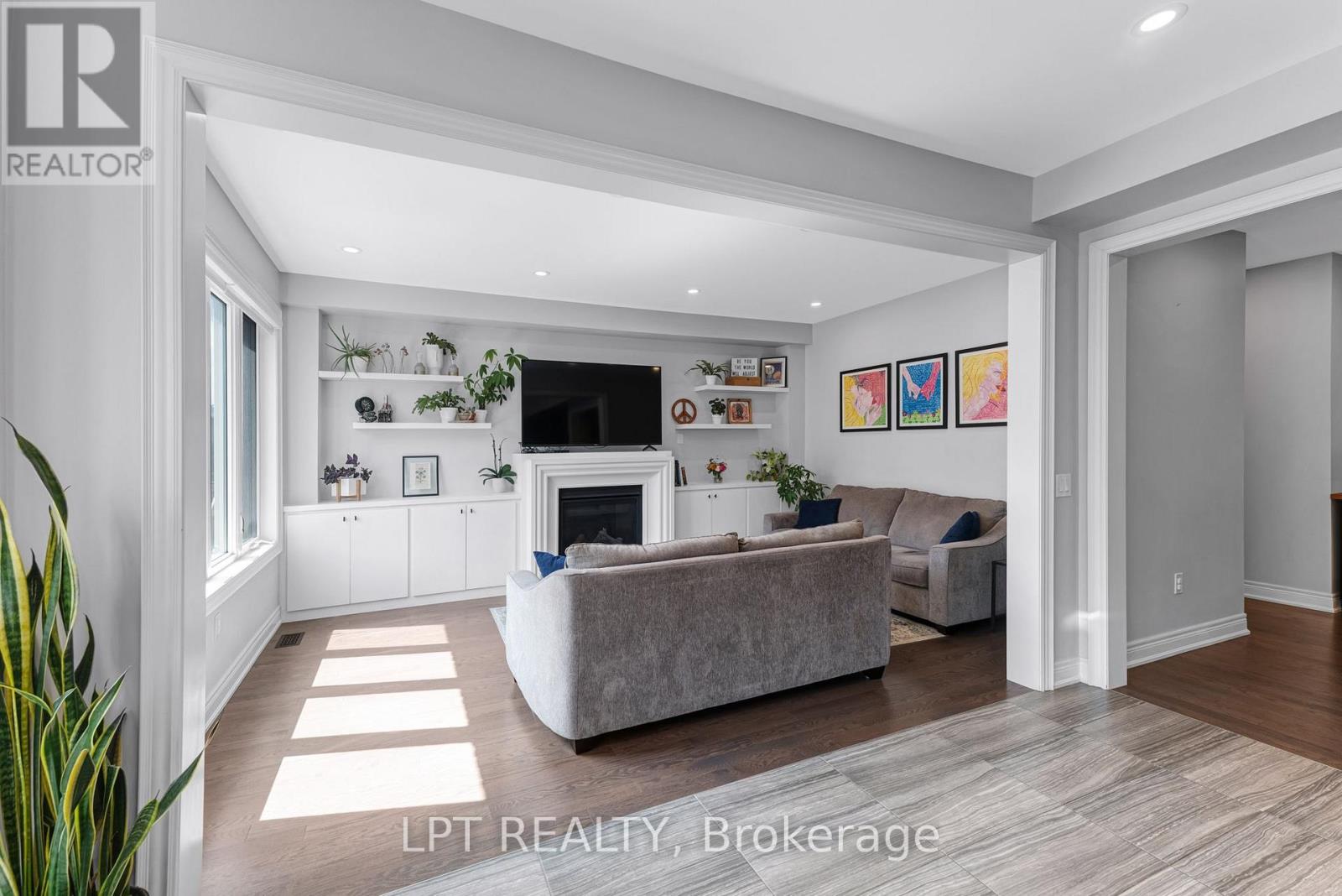 33 MONDIAL CRESCENT - 14