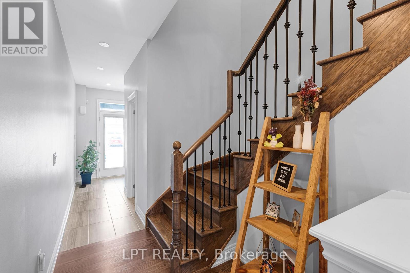 33 MONDIAL CRESCENT - Image 19