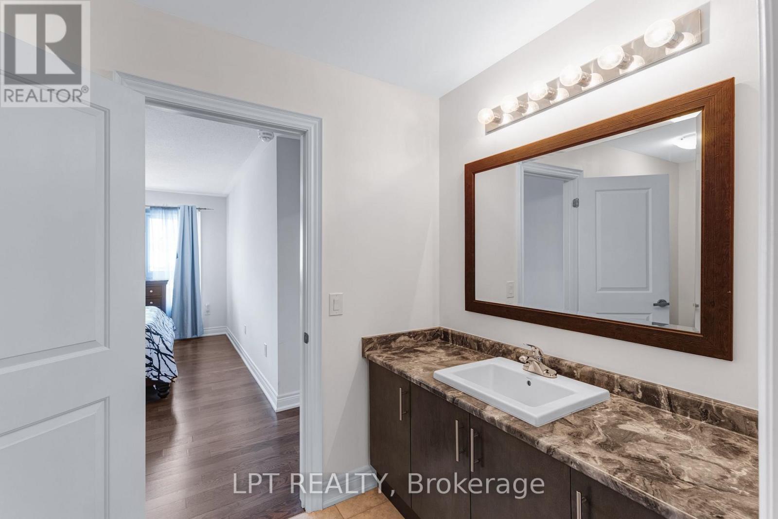 33 MONDIAL CRESCENT - 31