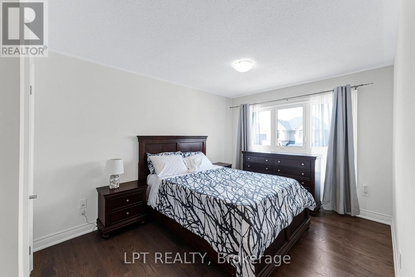 33 MONDIAL CRESCENT - Image 32