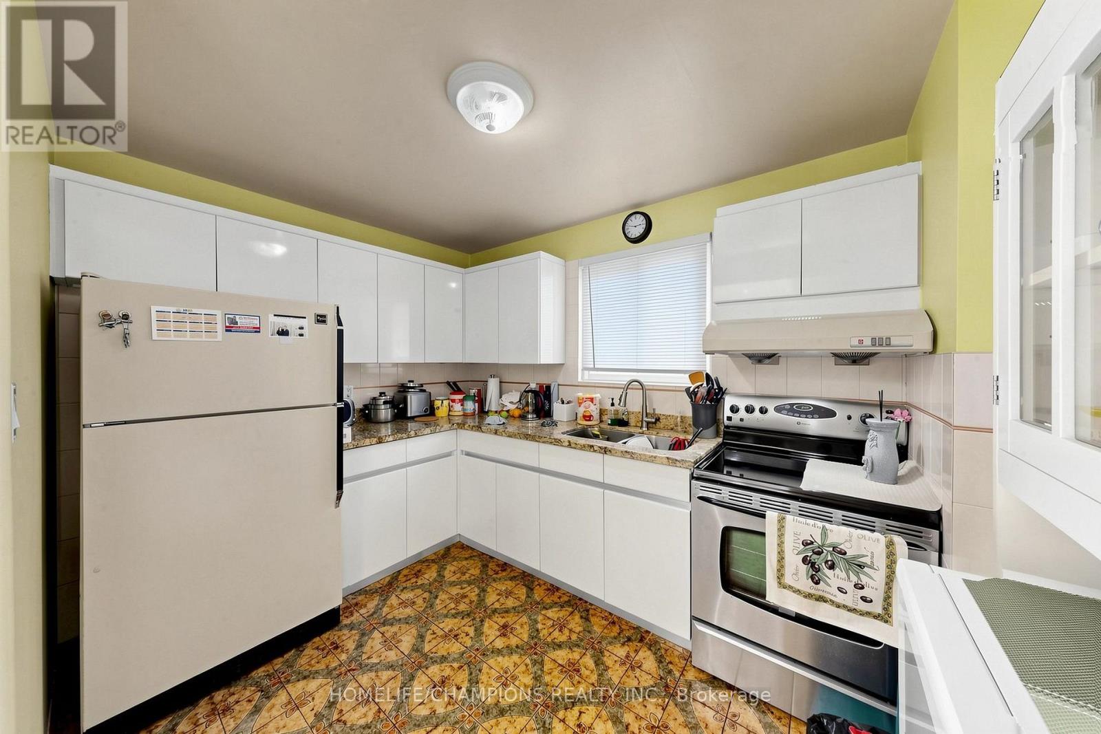 #18 18 SAN VITO WAY - 11