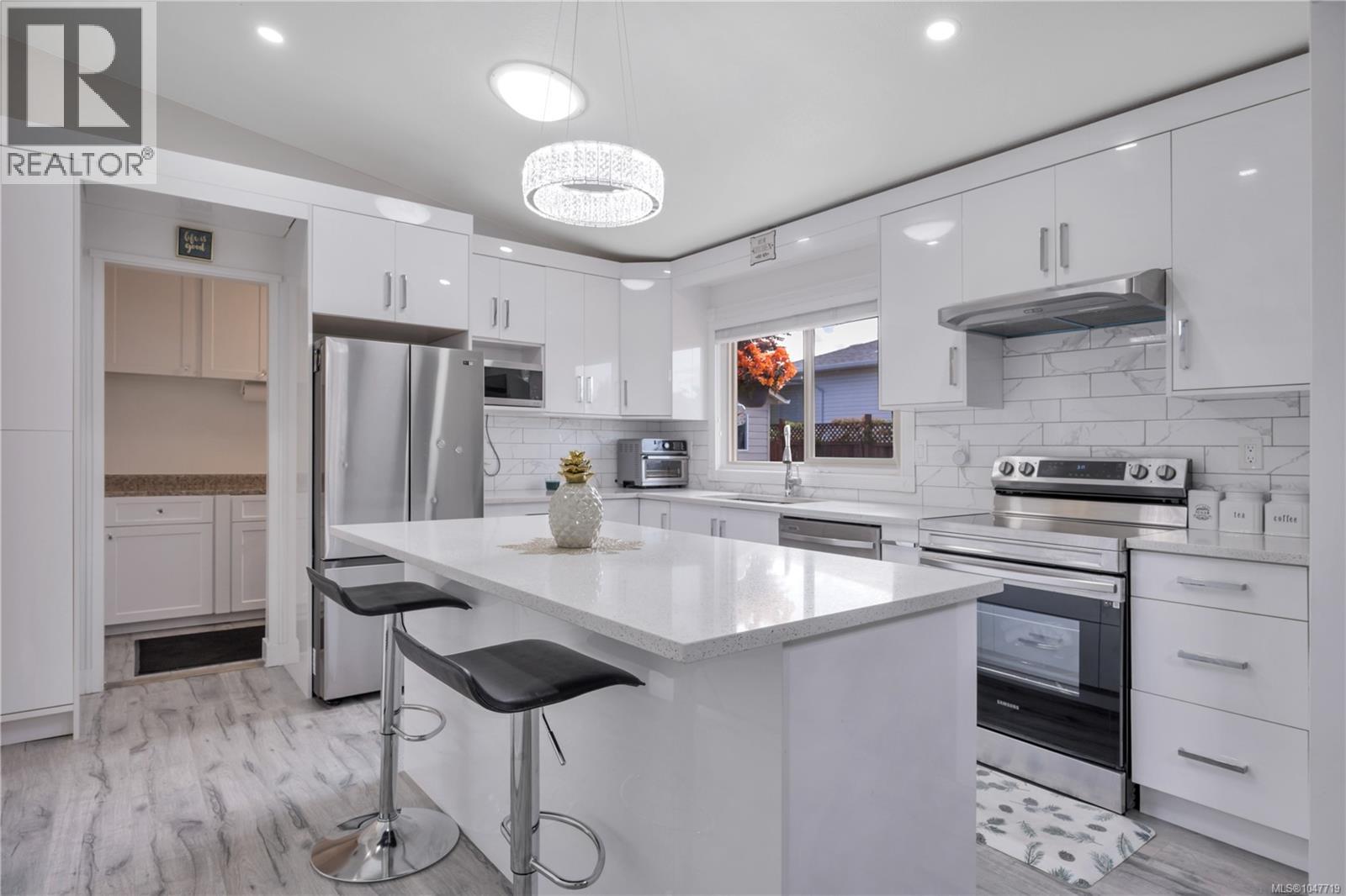 6279 Blueback Rd, Nanaimo