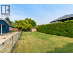 Kitchen - 680 Myron Road, Kelowna, BC V1X5K2 Photo 9