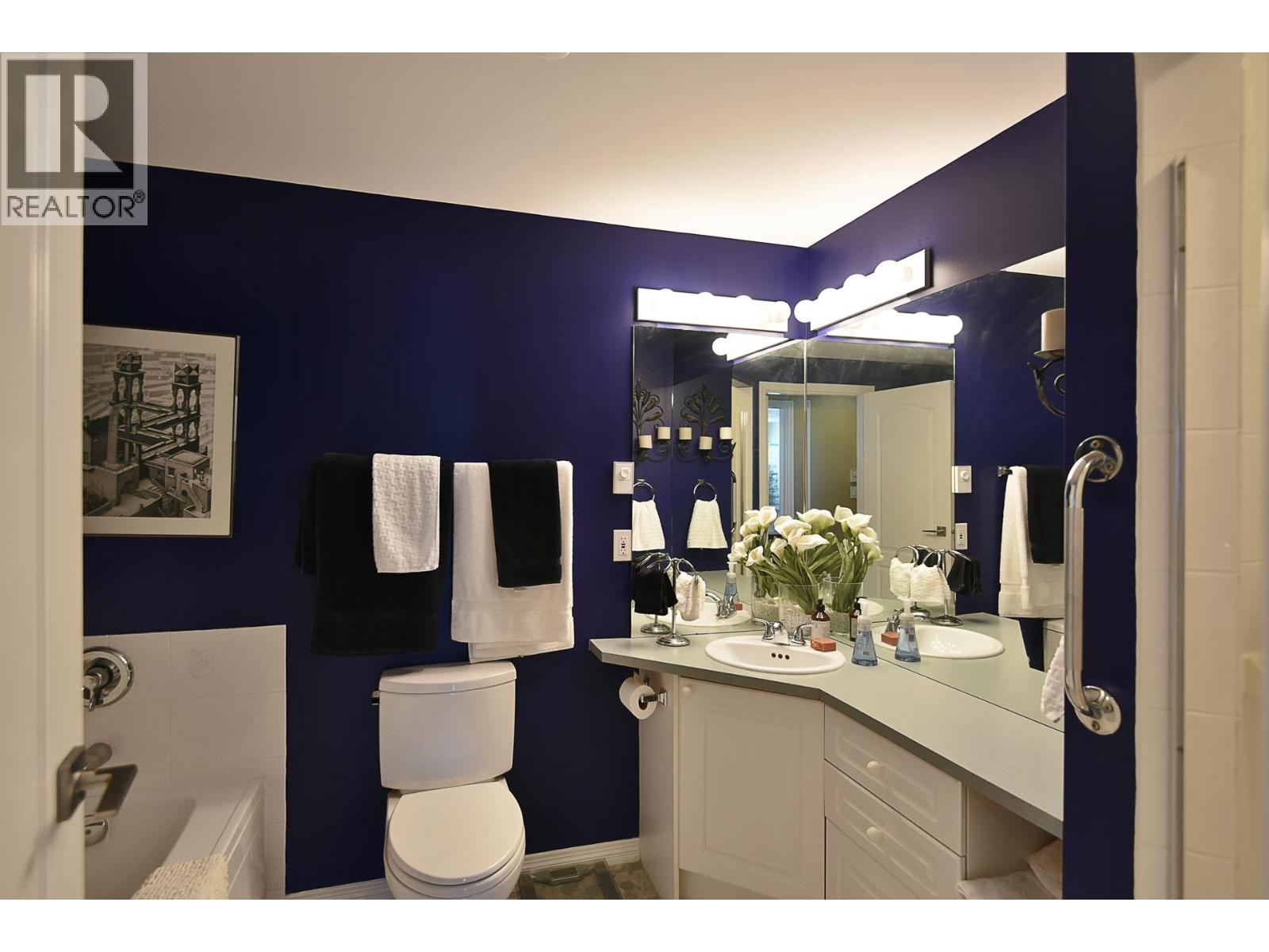 301 5780 TRAIL AVENUE, Sechelt