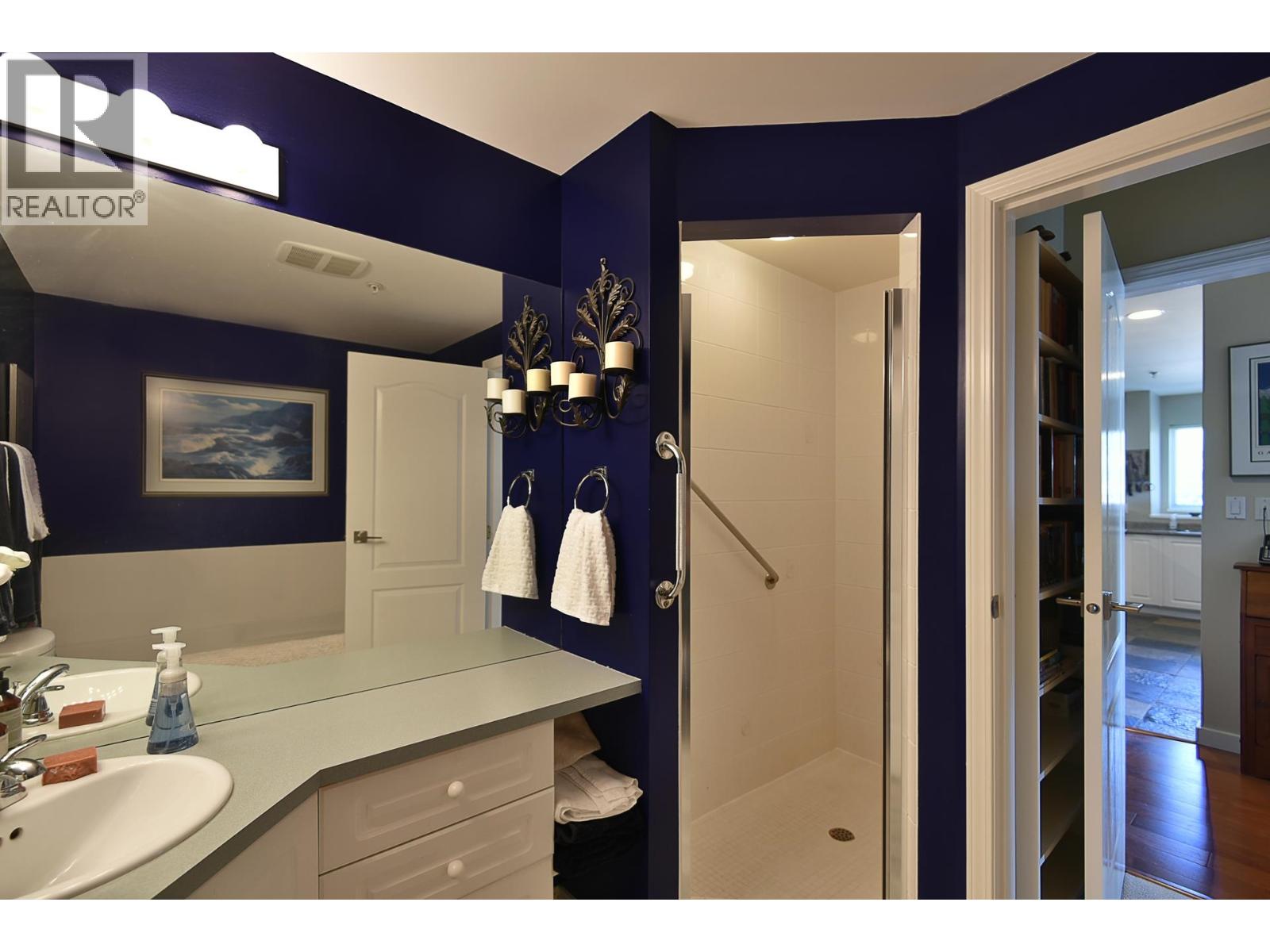 301 5780 TRAIL AVENUE, Sechelt