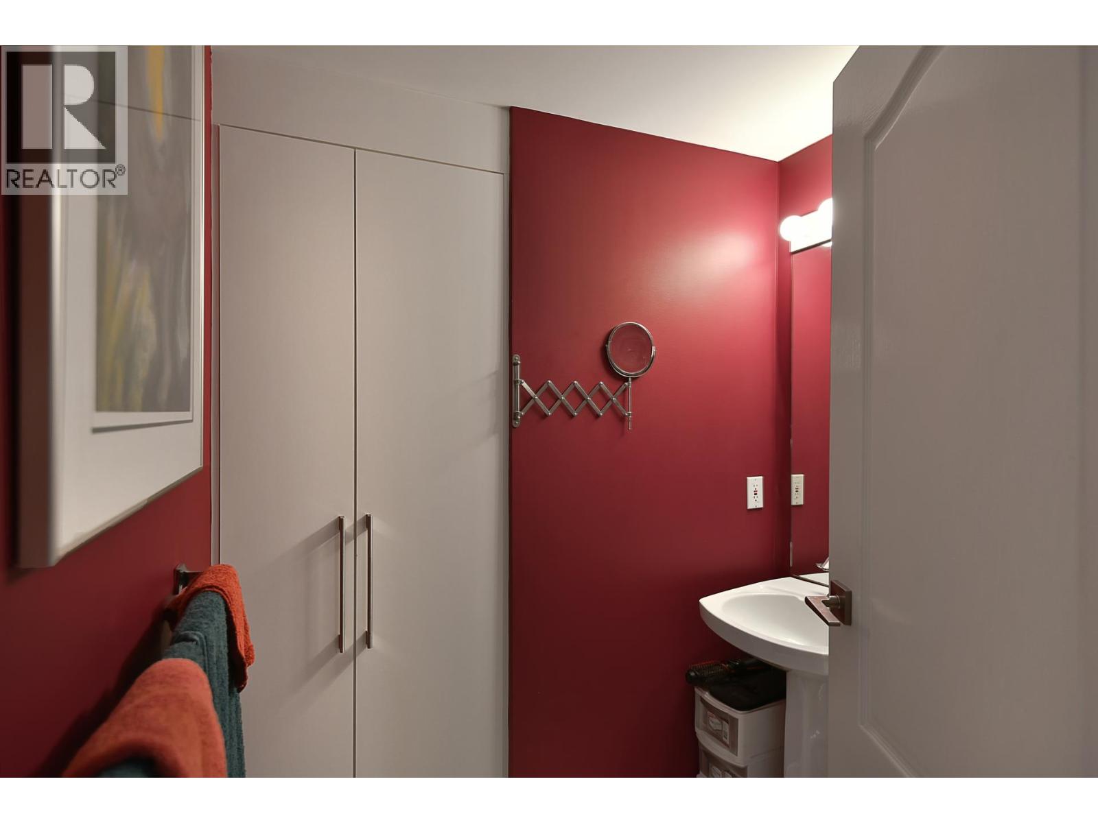 301 5780 TRAIL AVENUE, Sechelt