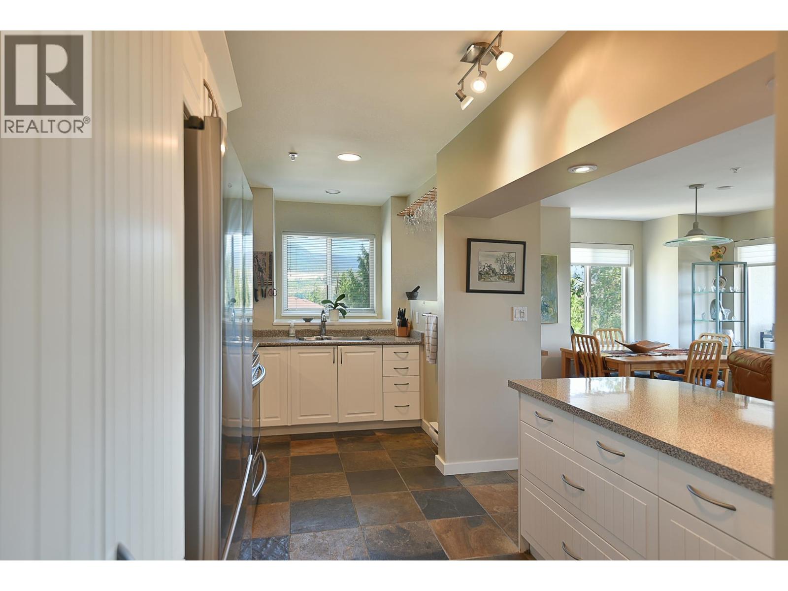 301 5780 TRAIL AVENUE, Sechelt